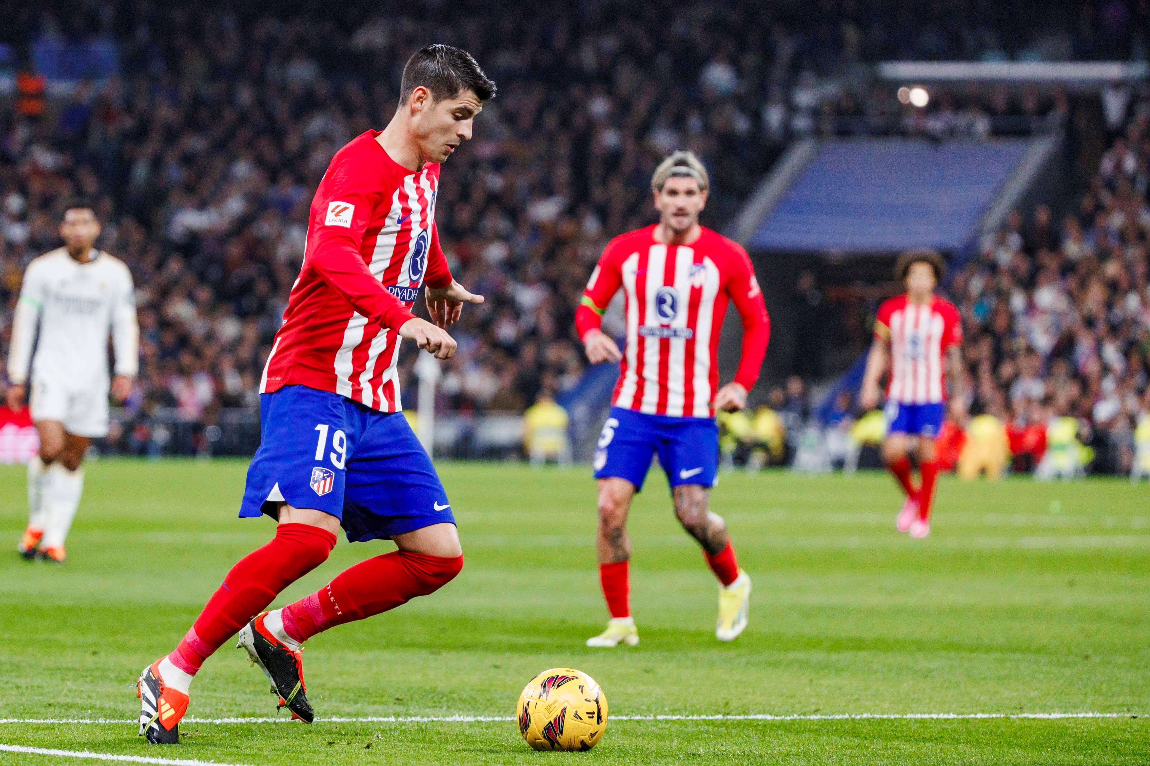  Álvaro Morata controla un balón en el derbi.