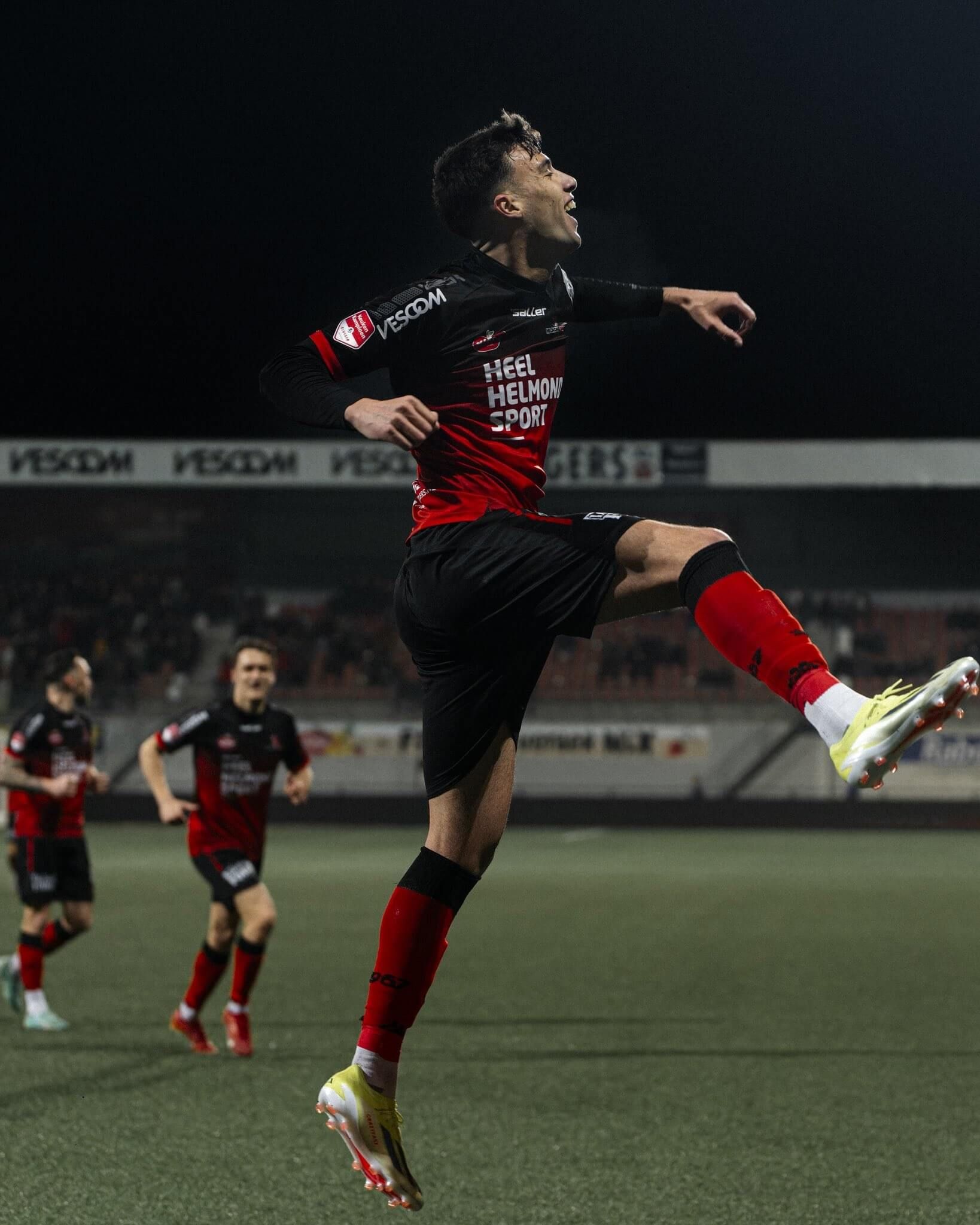 Álvaro Marín, delantero cedido por el Athletic, celebra un gol.