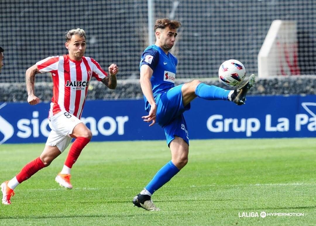  Álvaro Núñez controla un balón durante el Amorebieta - Sporting.