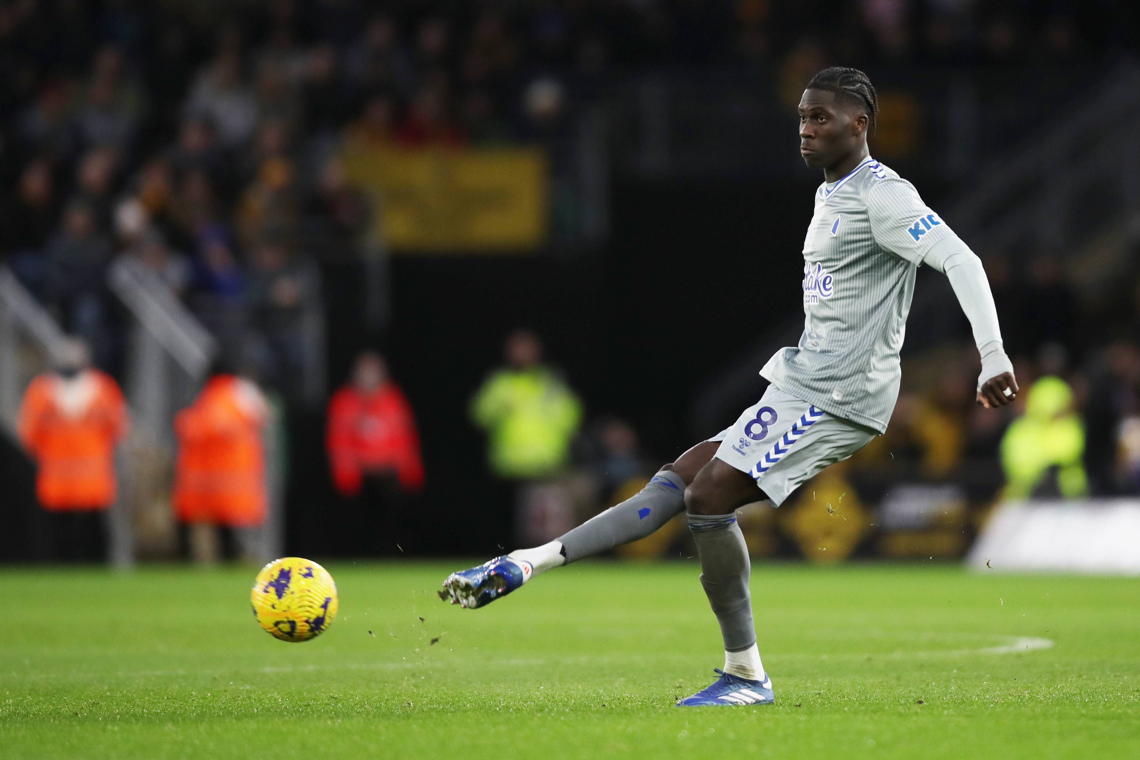  Amadou Onana, en un partido con el Everton