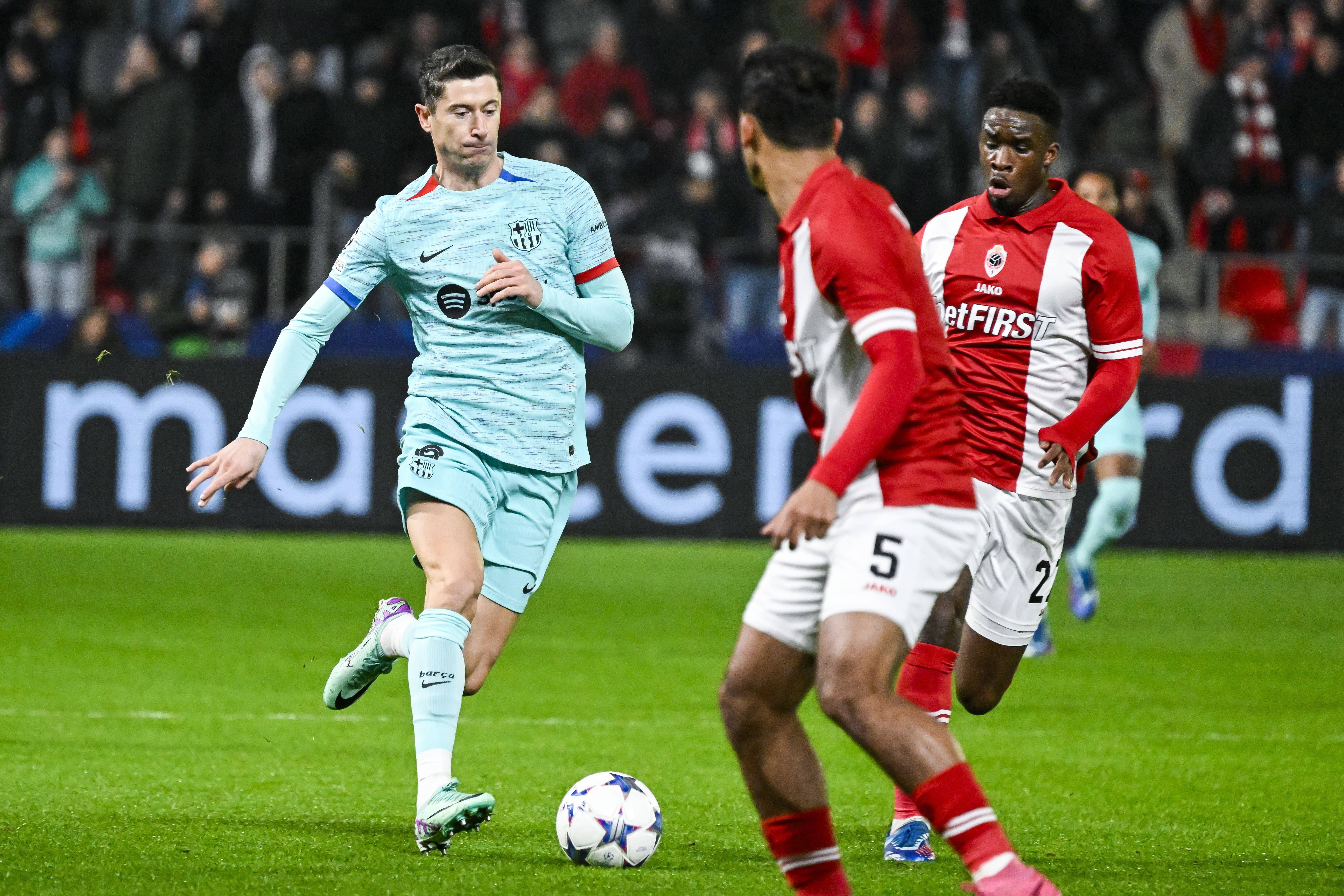  Robert Lewandowski conduce durante el Amberes-Barcelona.