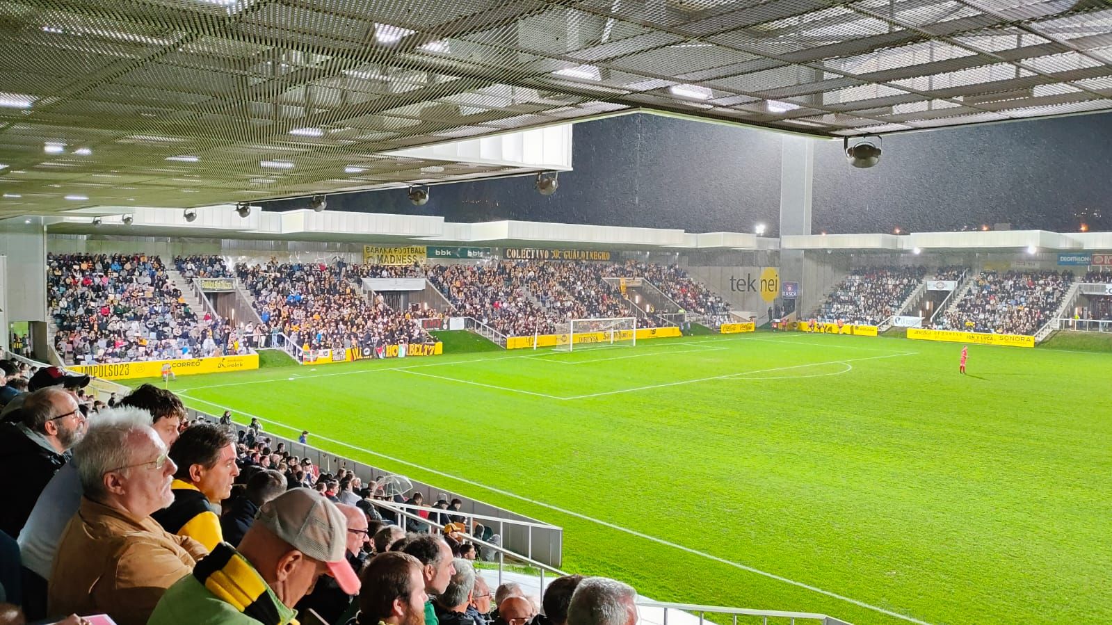 Ambiente espectacular en Lasesarre para recibir al Málaga.