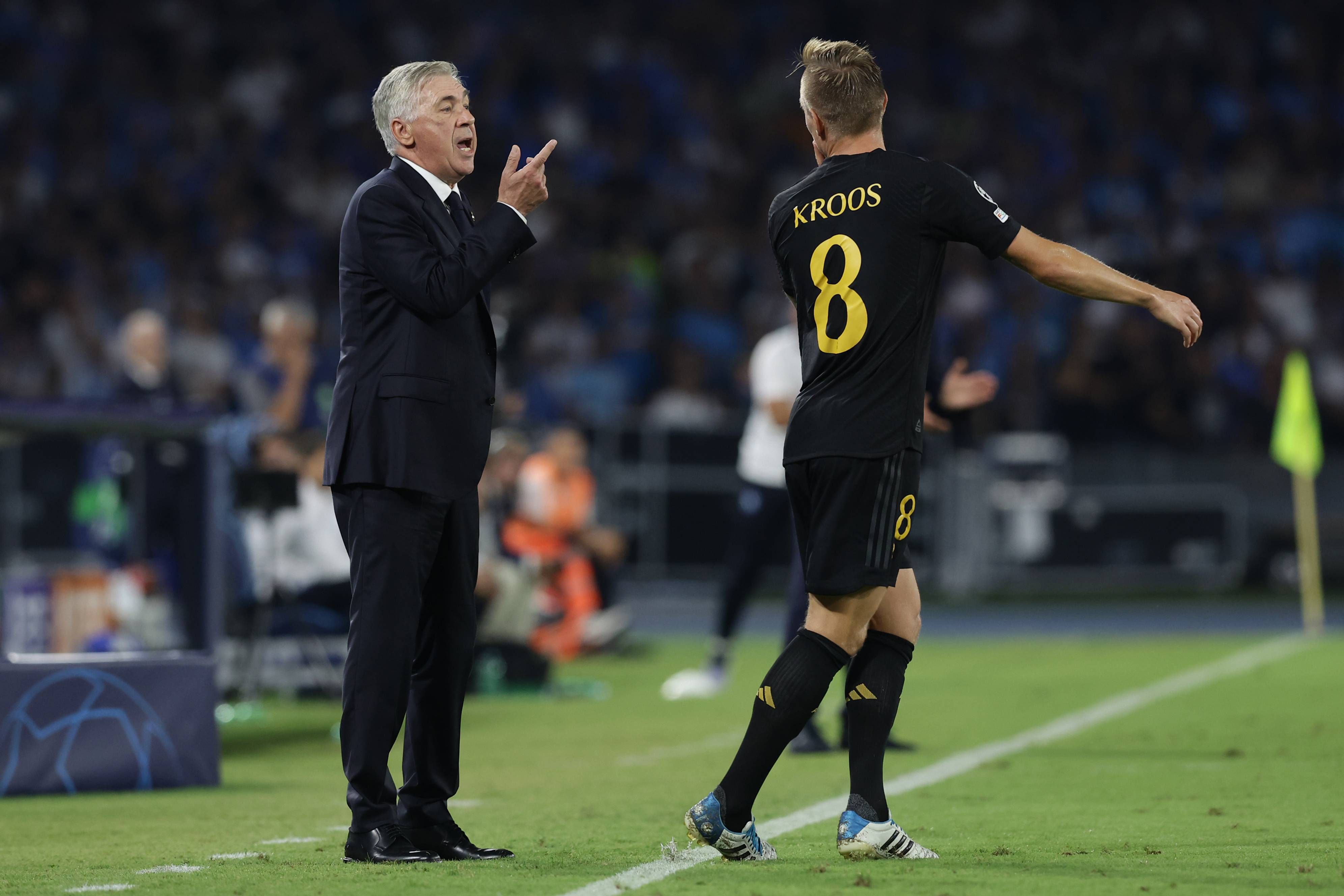  Ancelotti da indicaciones a Kroos en el Nápoles-Real Madrid (FOTO: Cordón Press).