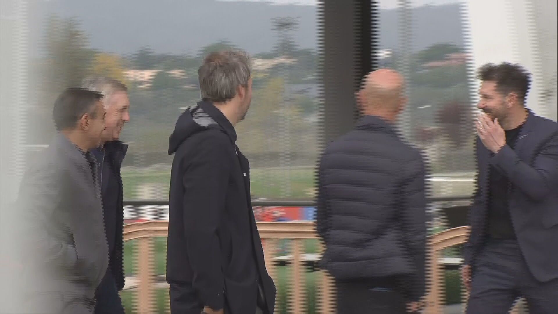 Ancelotti y Simeone llegando a la reunión con el CTA entre risas.