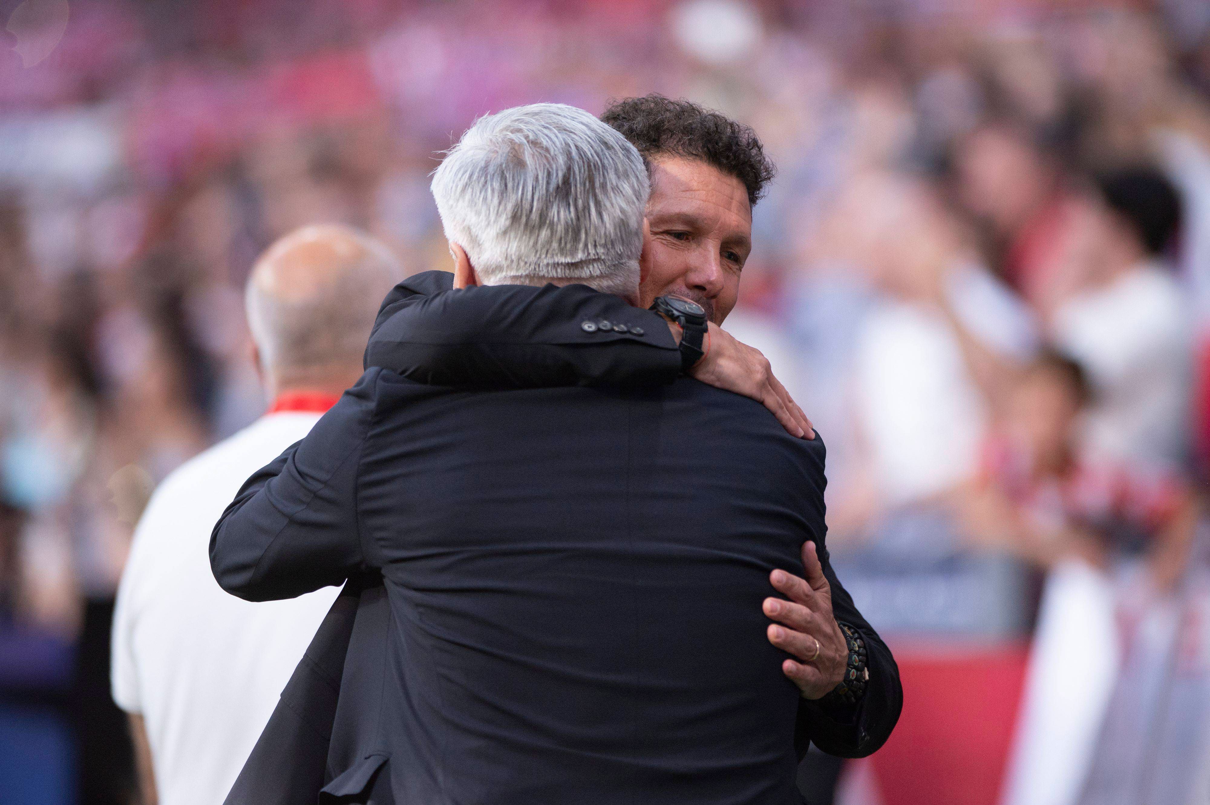  Carlo Ancelotti y Diego Pablo Simeone se abrazan en un derbi.