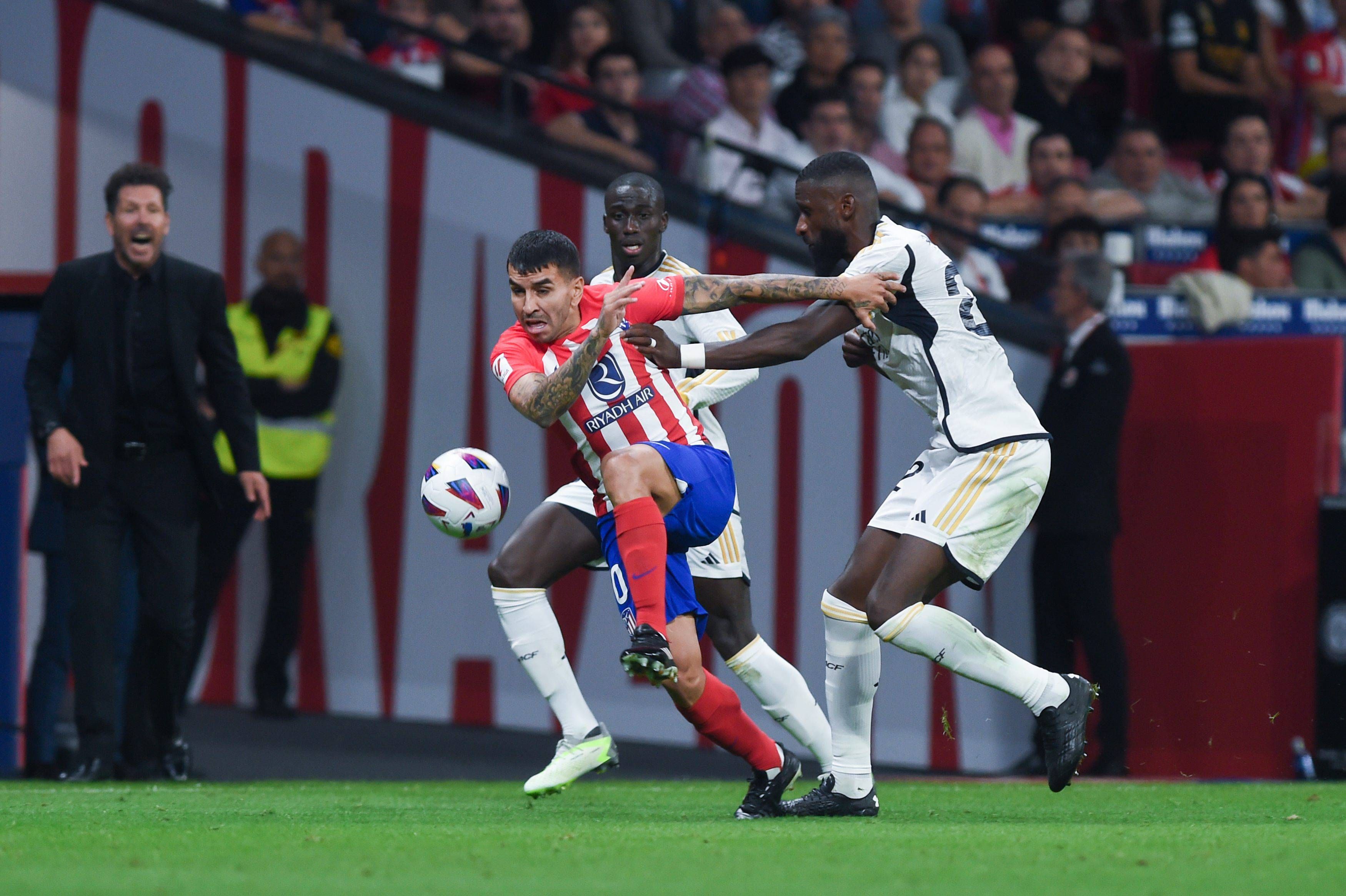  Ángel Correa dispara en el derbi ante el Real Madrid.