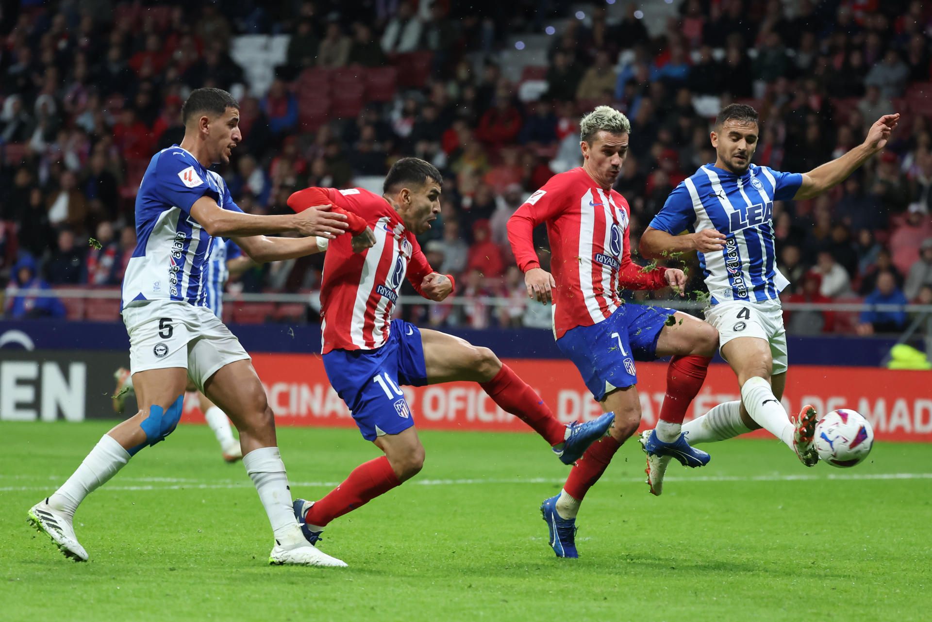  Ángel Correa y Antoine Griezmann, en un partido con el Atlético.