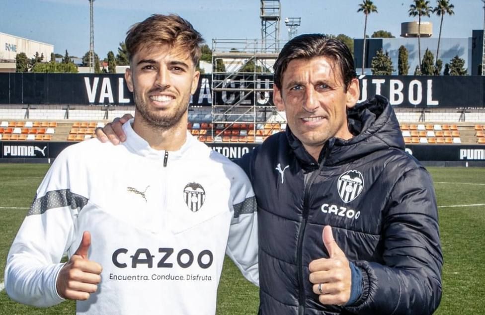  Angulo, su entrenador en el VCF Mestalla, en la lista.