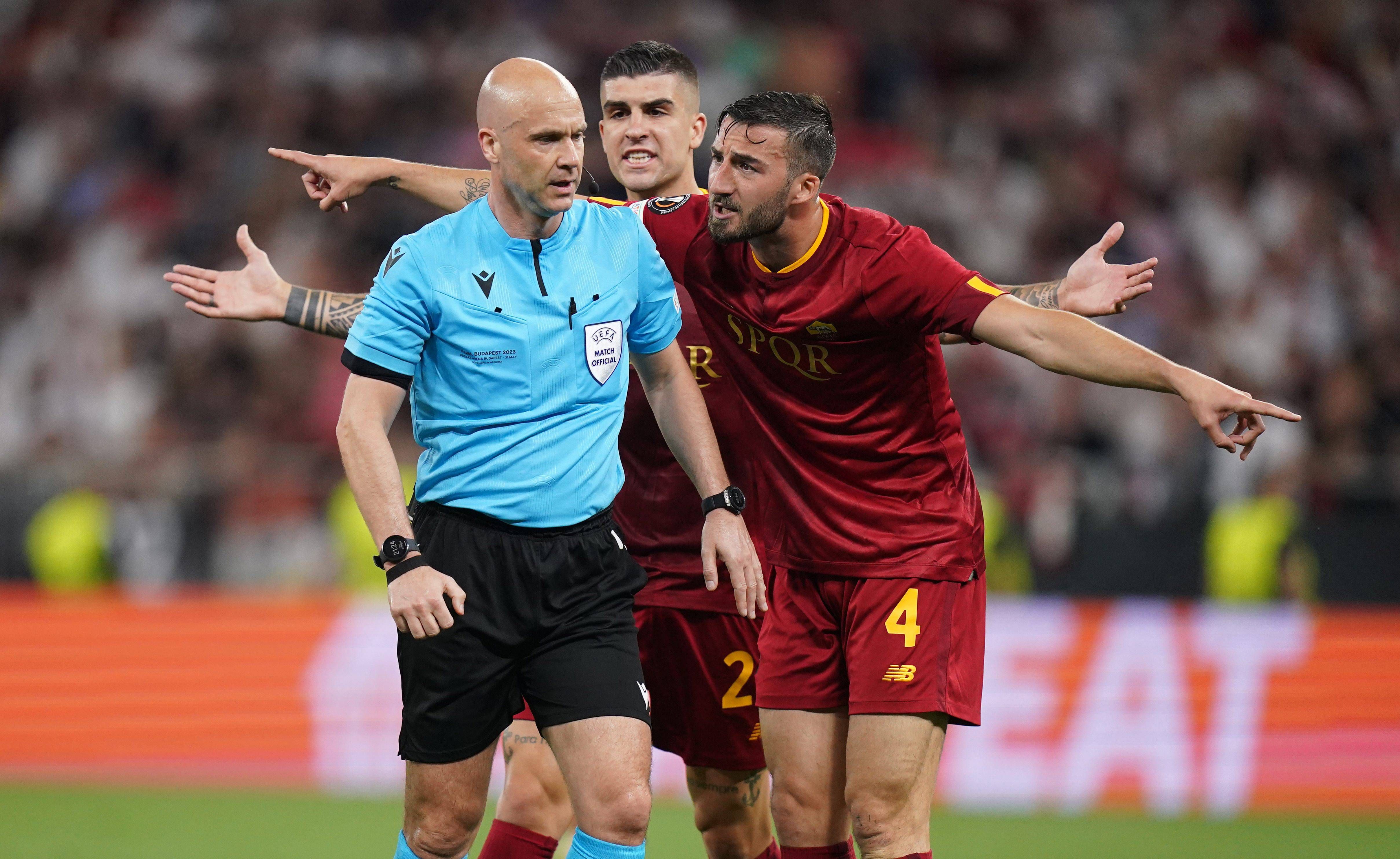 Anthony Taylor durante la final de Europa League entre Roma - Sevilla.