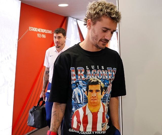  Antoine Griezmann, con una camiseta de Luis Aragonés antes de enfrentarse ante el Sevilla.