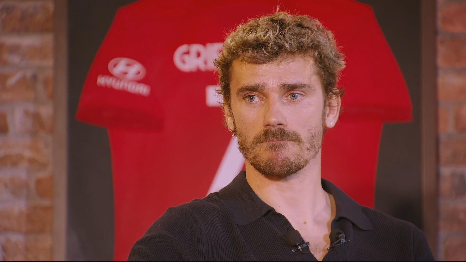  Antoine Griezmann durante su homenaje. (Fuente: Atleti)