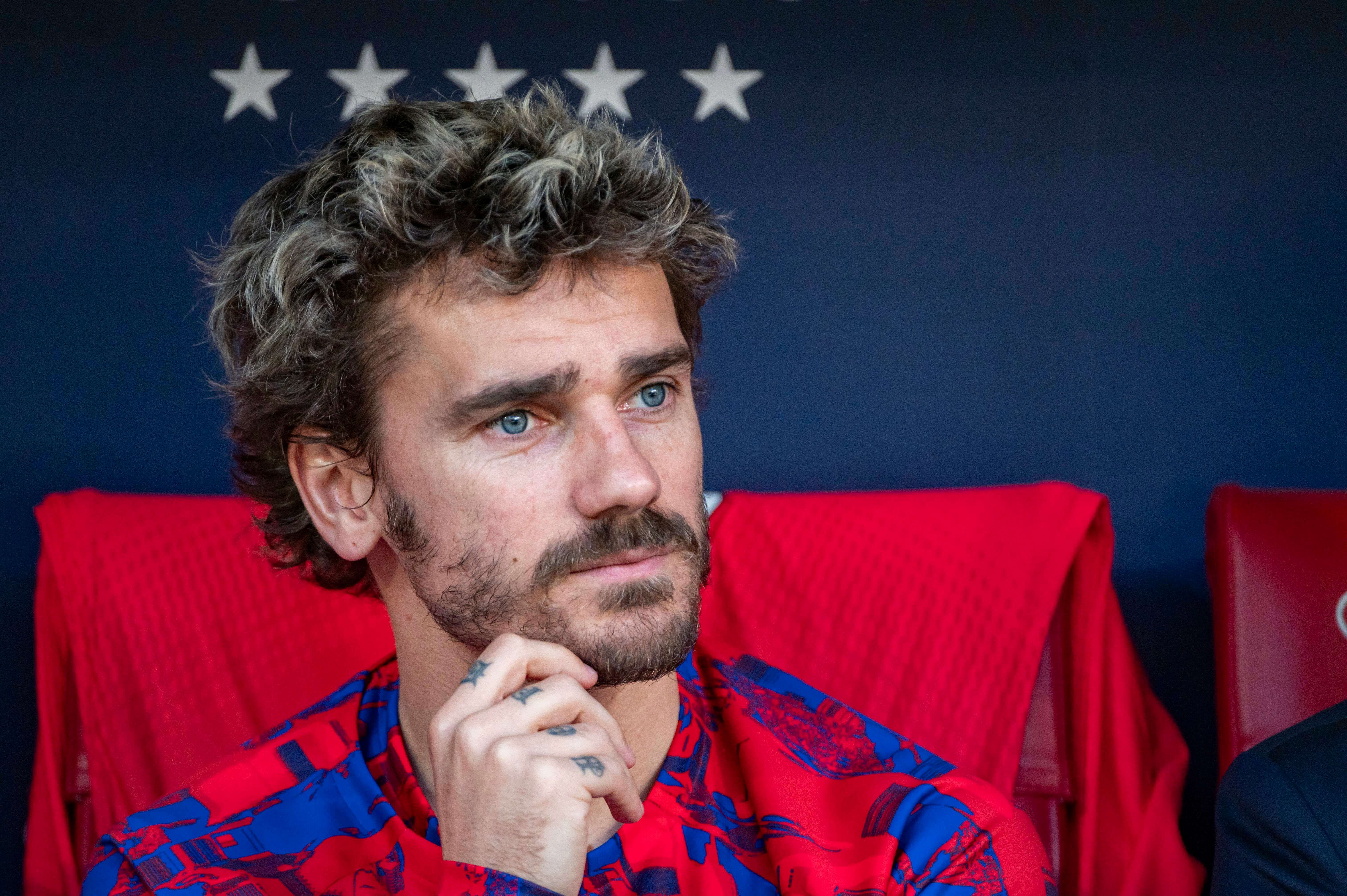  Antoine Griezmann, en el banquillo del Metropolitano.