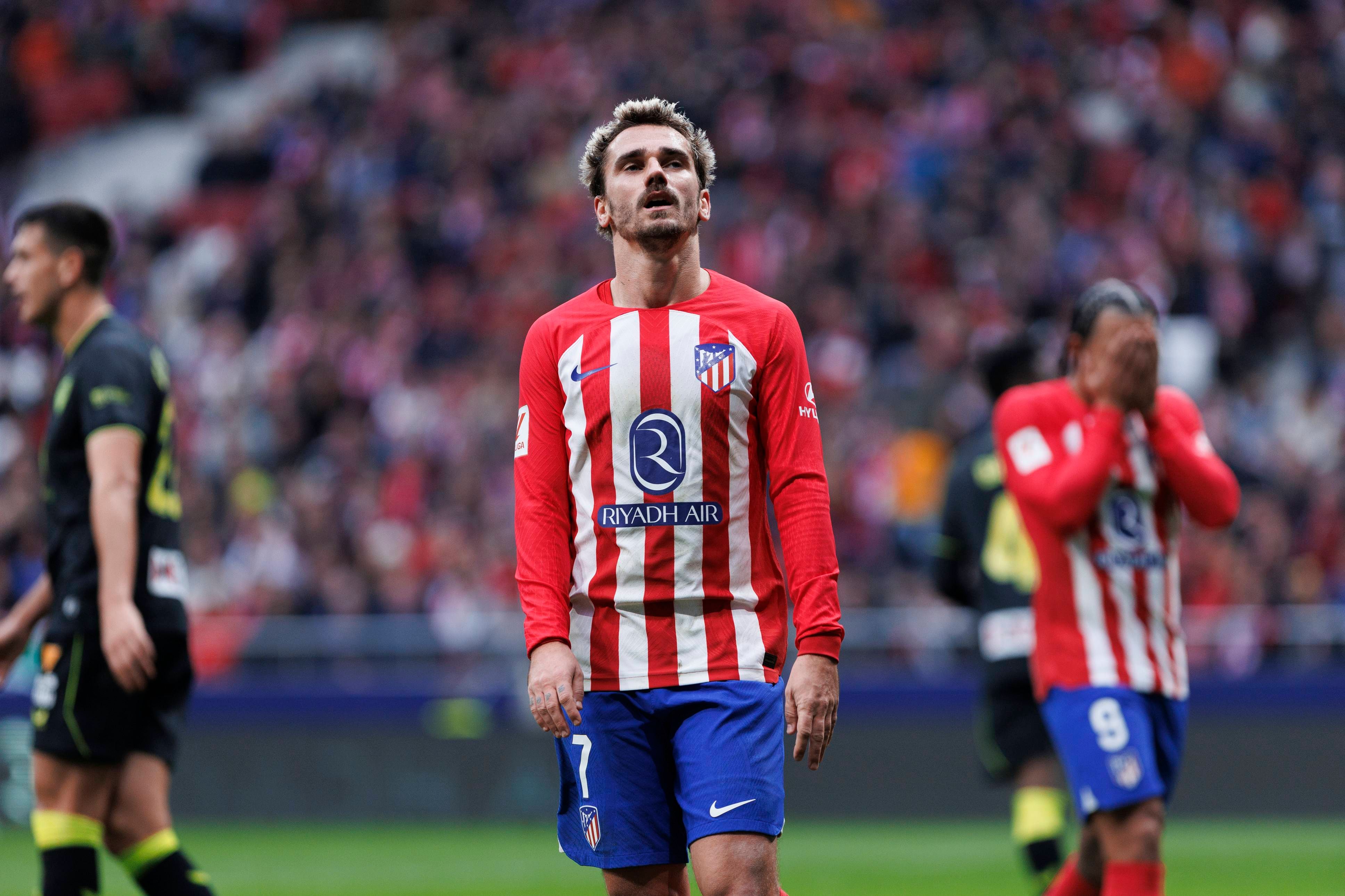 Antoine Griezmann se lamenta de una ocasión en el Atlético-Almería.