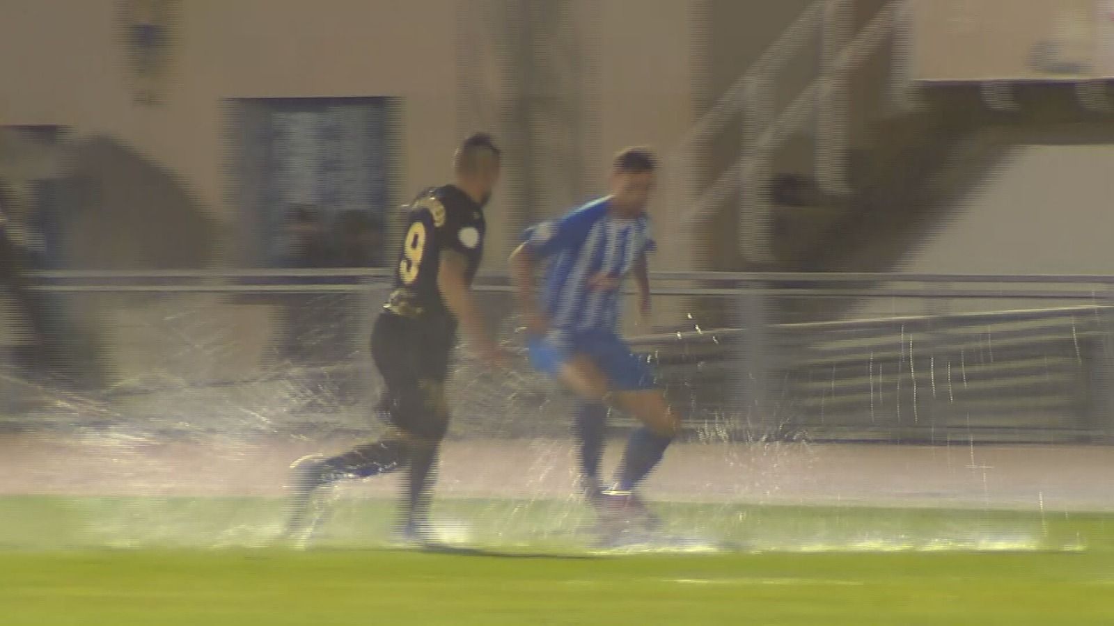 Uno de los caños de Jaime Márquez a Negredo en el Arandina-Cádiz.