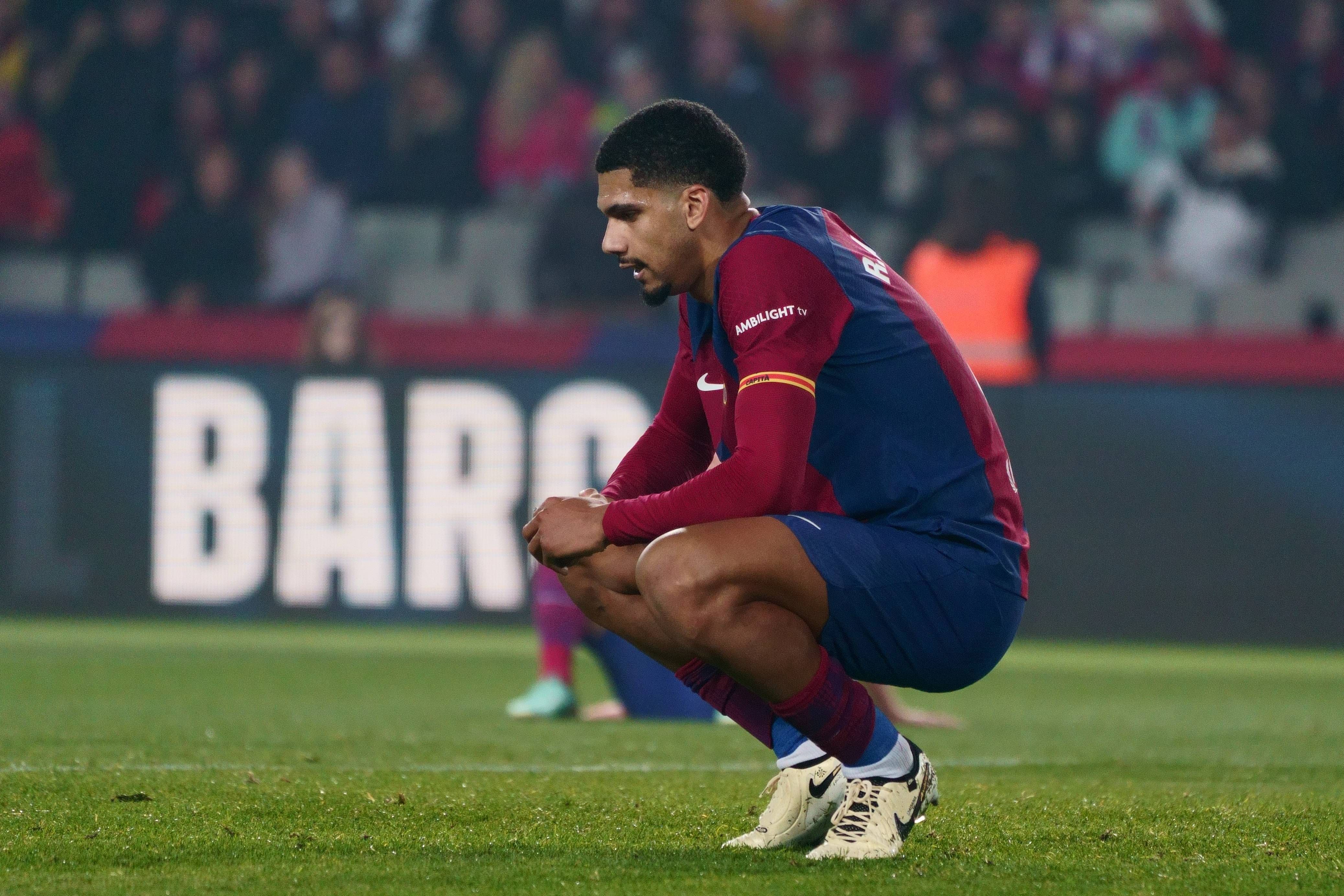  Araujo, agachado durante el Barcelona-Villarreal (FOTO: Cordón Press).