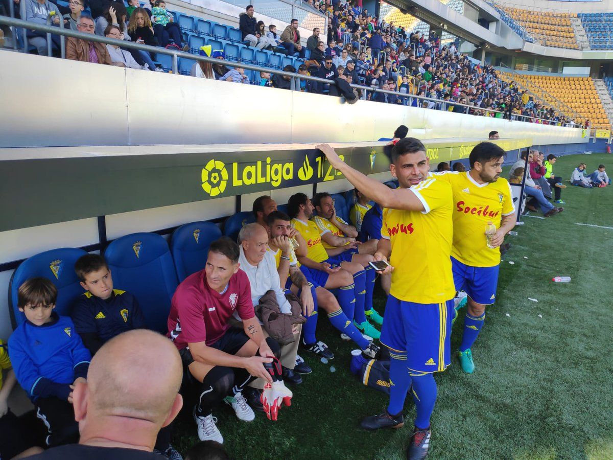 Armando sentado en el banquillo del Carranza en el partido de los veteranos (FOTO: Cadiz CF)