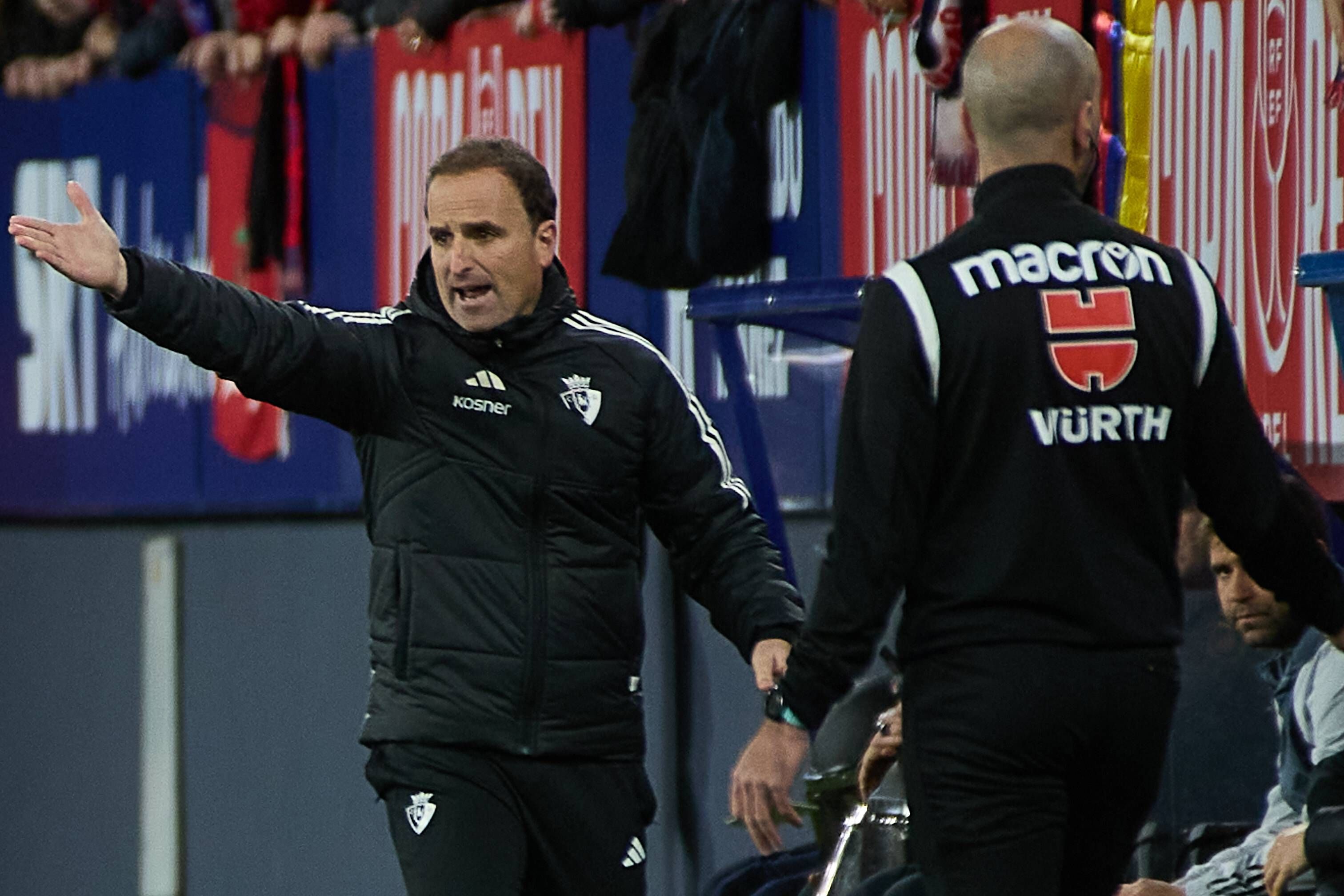 Arrasate protestando al cuarto árbitro una decisión de Hernández Hernández.