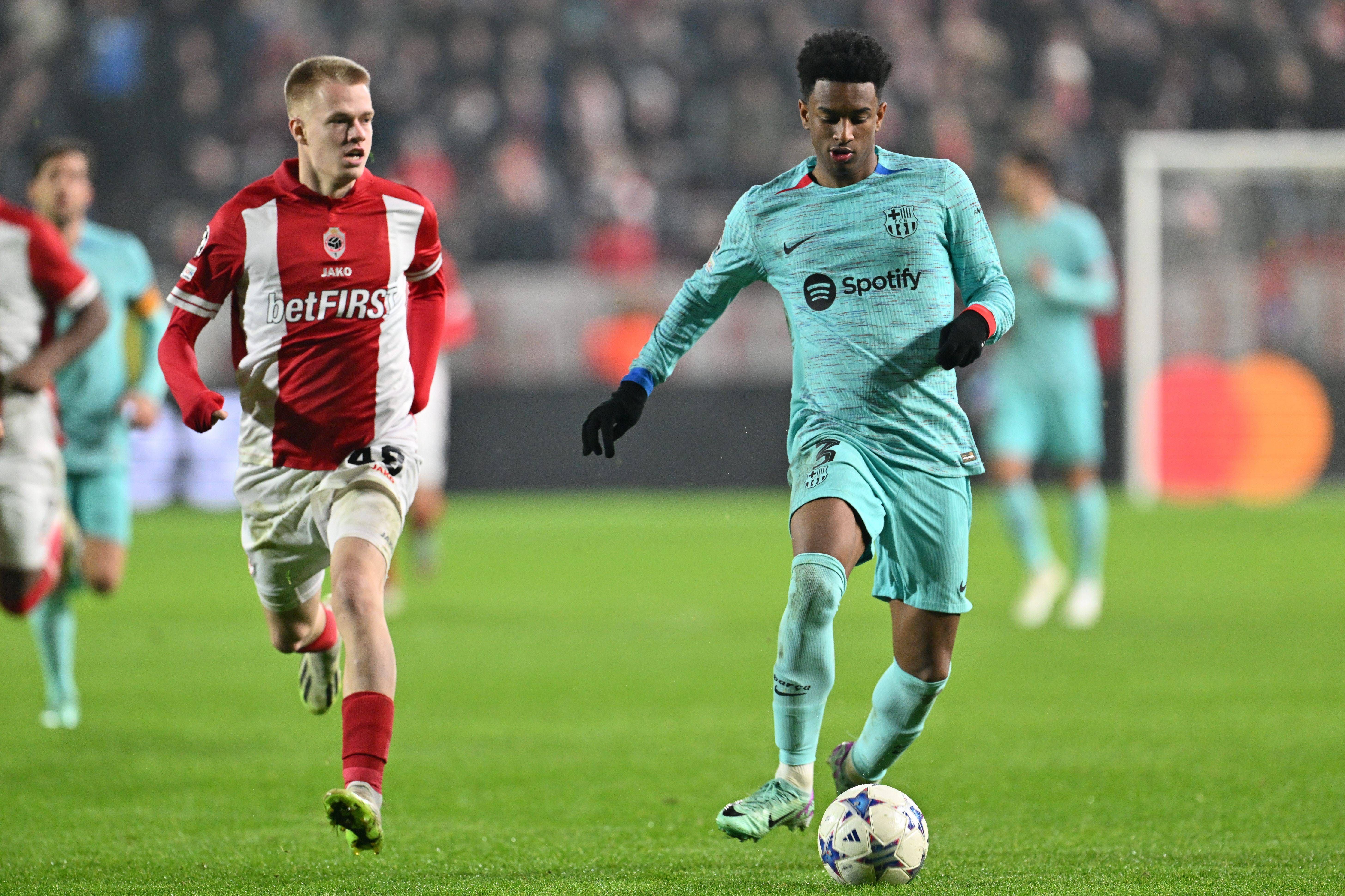  Arthur Vermeeren enfrentándose al Barcelona.