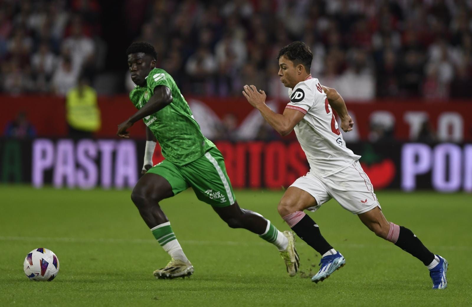 Assane Diao contra el Sevilla (Foto: Kiko Hurtado)