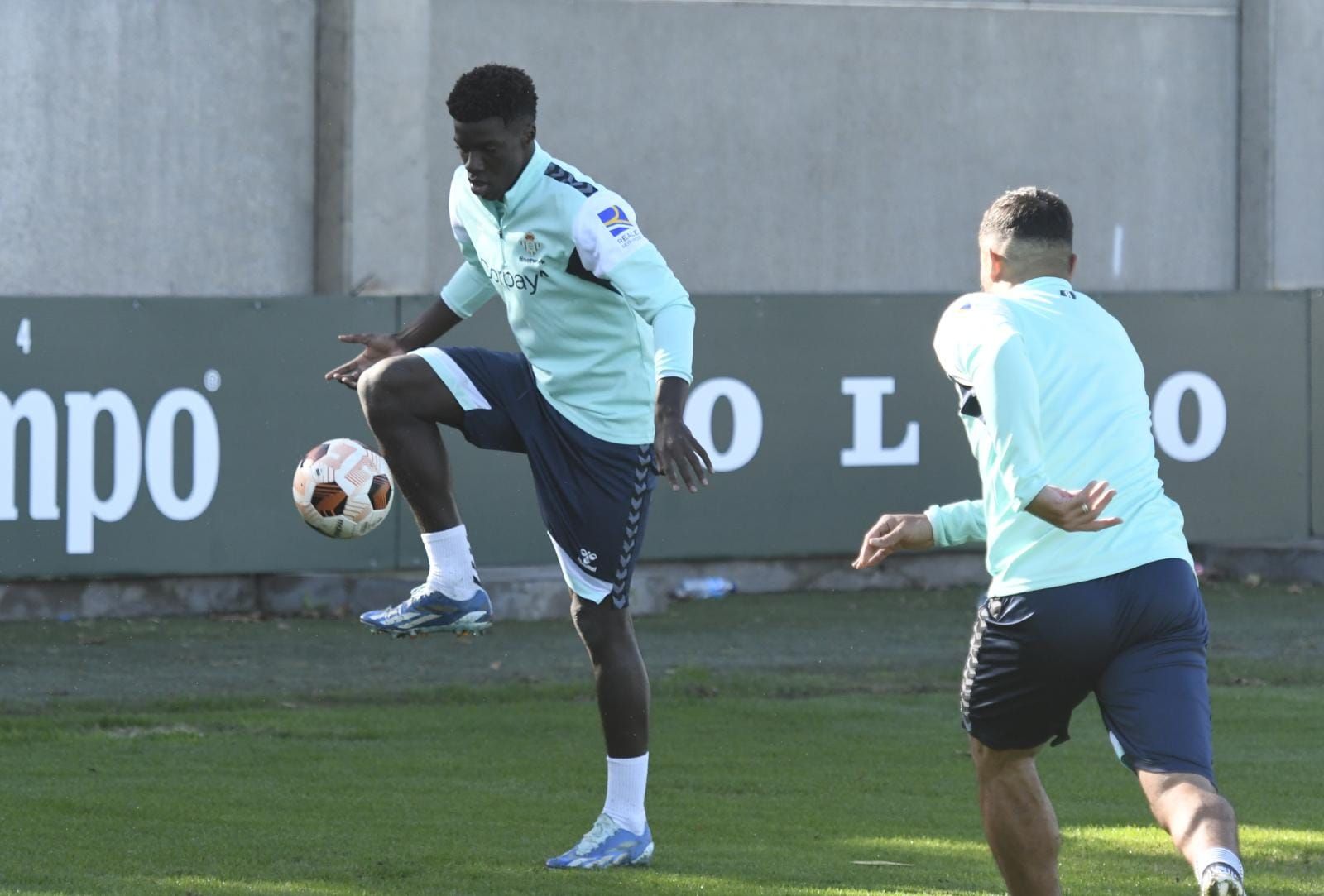 Assane Diao con la pelota.jpeg