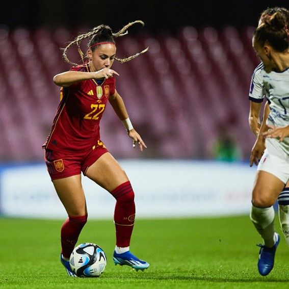 Athenea del Castillo en el Italia - España (@SEFutbolFem)
