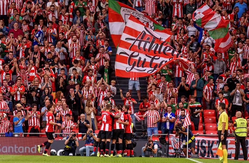  Los jugadores del Athletic Club celebran un gol en San Mamés ante el Deportivo Alavés.