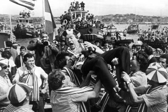 Javier Clemente, manteado en la gabarra durante la celebración del doblete del Athletic Club en 1984.