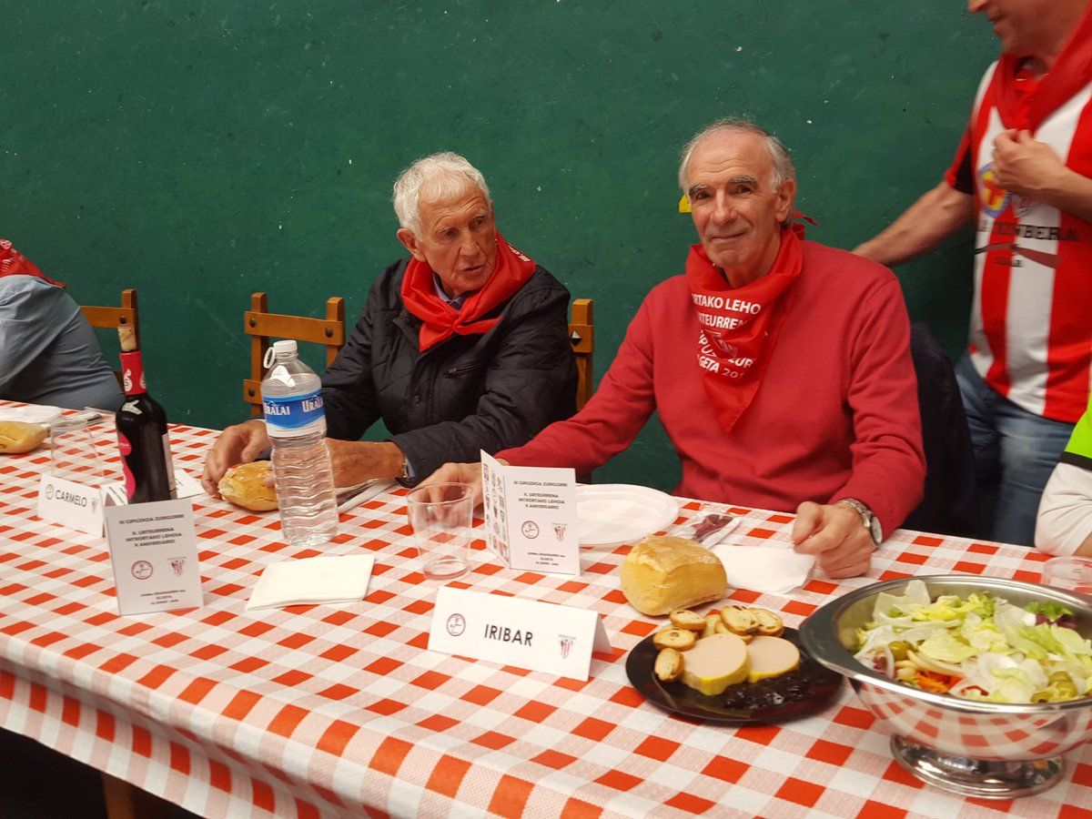  Iribar y Carmelo en una comida popular en el frontón de Elgeta.
