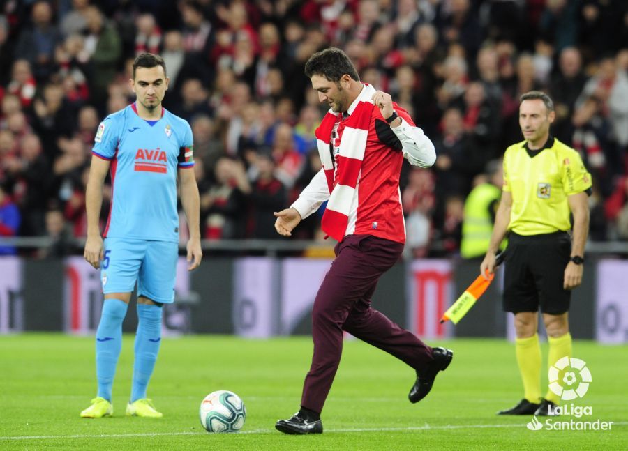 El golfista Jon Rahm realiza el saque de honor en San Mamés antes de un Athletic Club - SD Eibar.