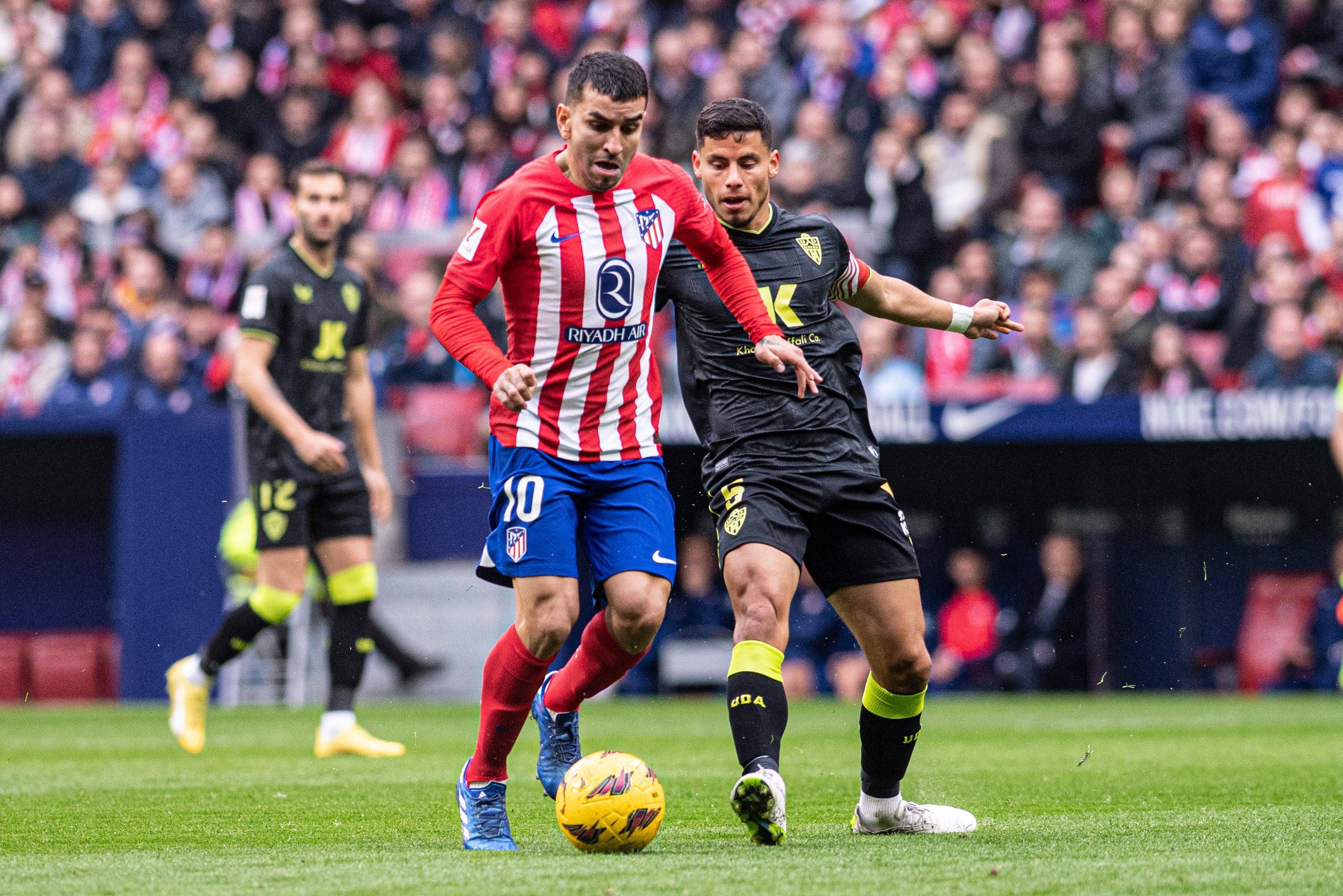Ángel Correa se marcha de César Montes en el Atlético de Madrid-Almería (Foto: Cordon Press).