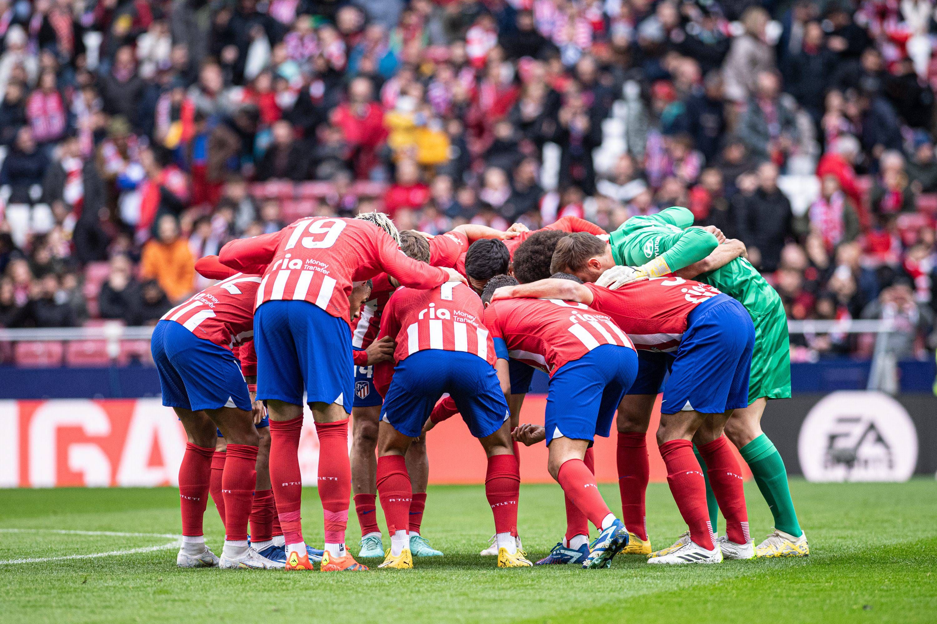  Piña rojiblanca antes del Atlético de Madrid-Almería.