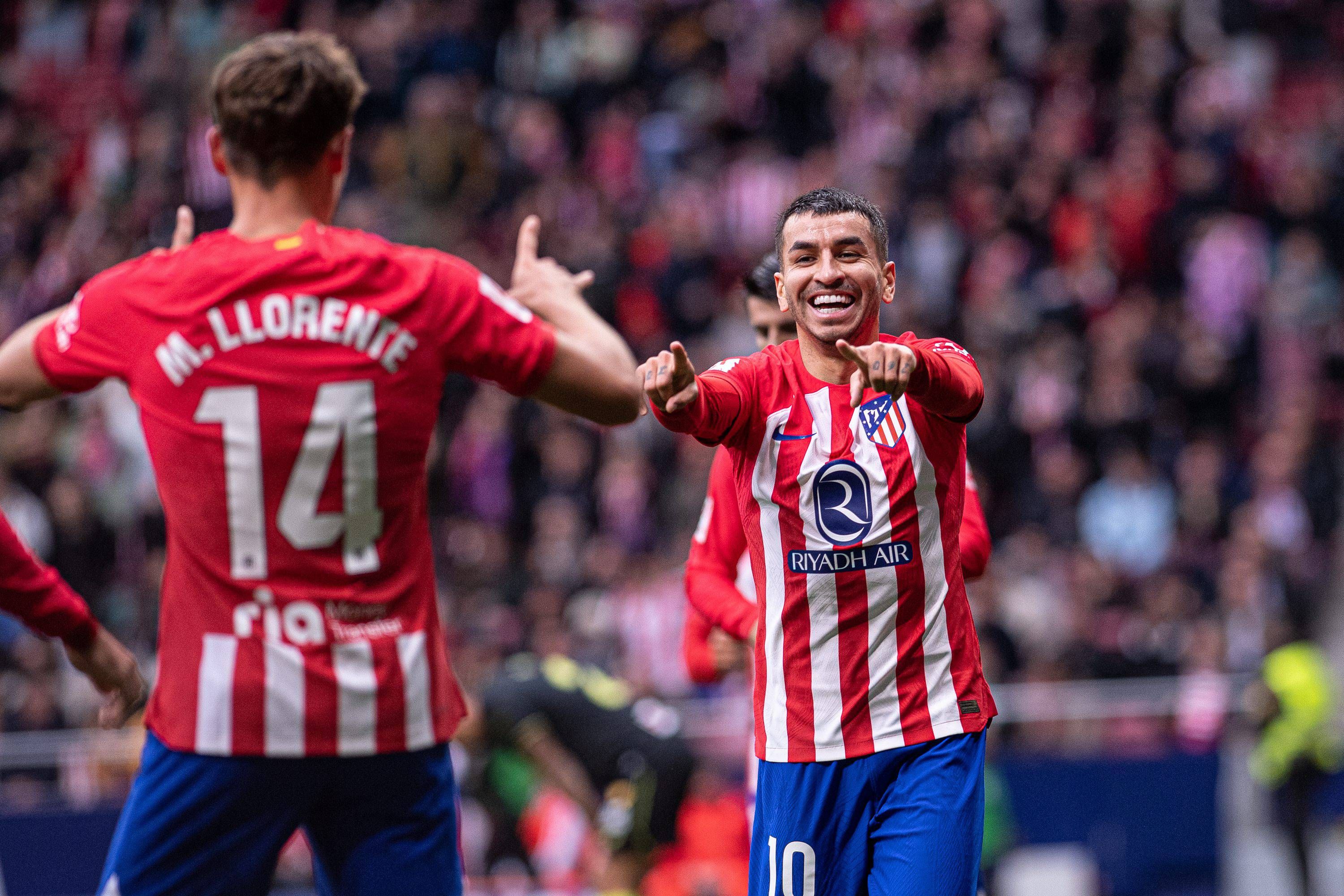 Ángel Correa celebra su gol con Marcos Llorente en el Atlético-Almería.