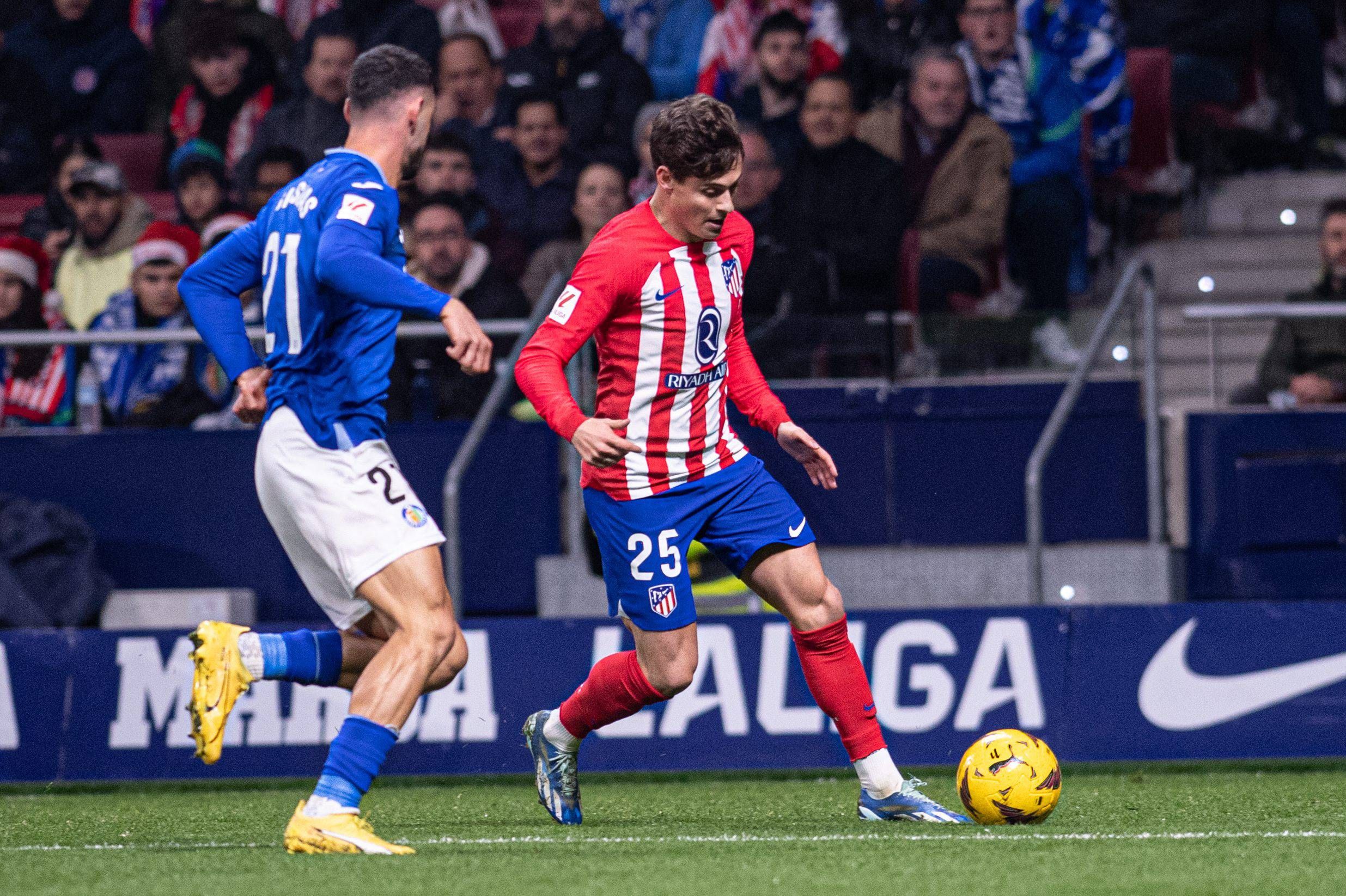  Rodrigo Riquelme conduce en el Atlético de Madrid-Getafe.