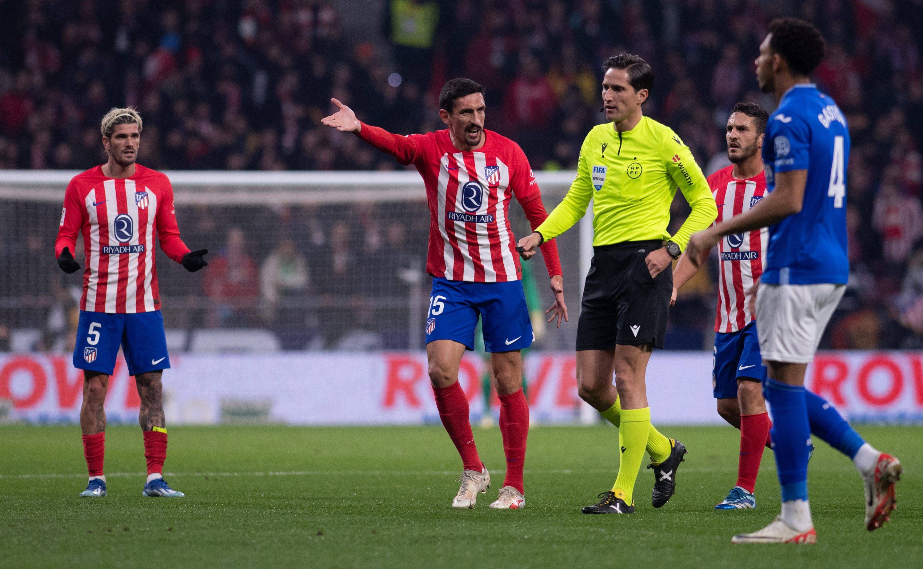 Stefan Savic protesta su expulsión en el Atlético-Getafe.