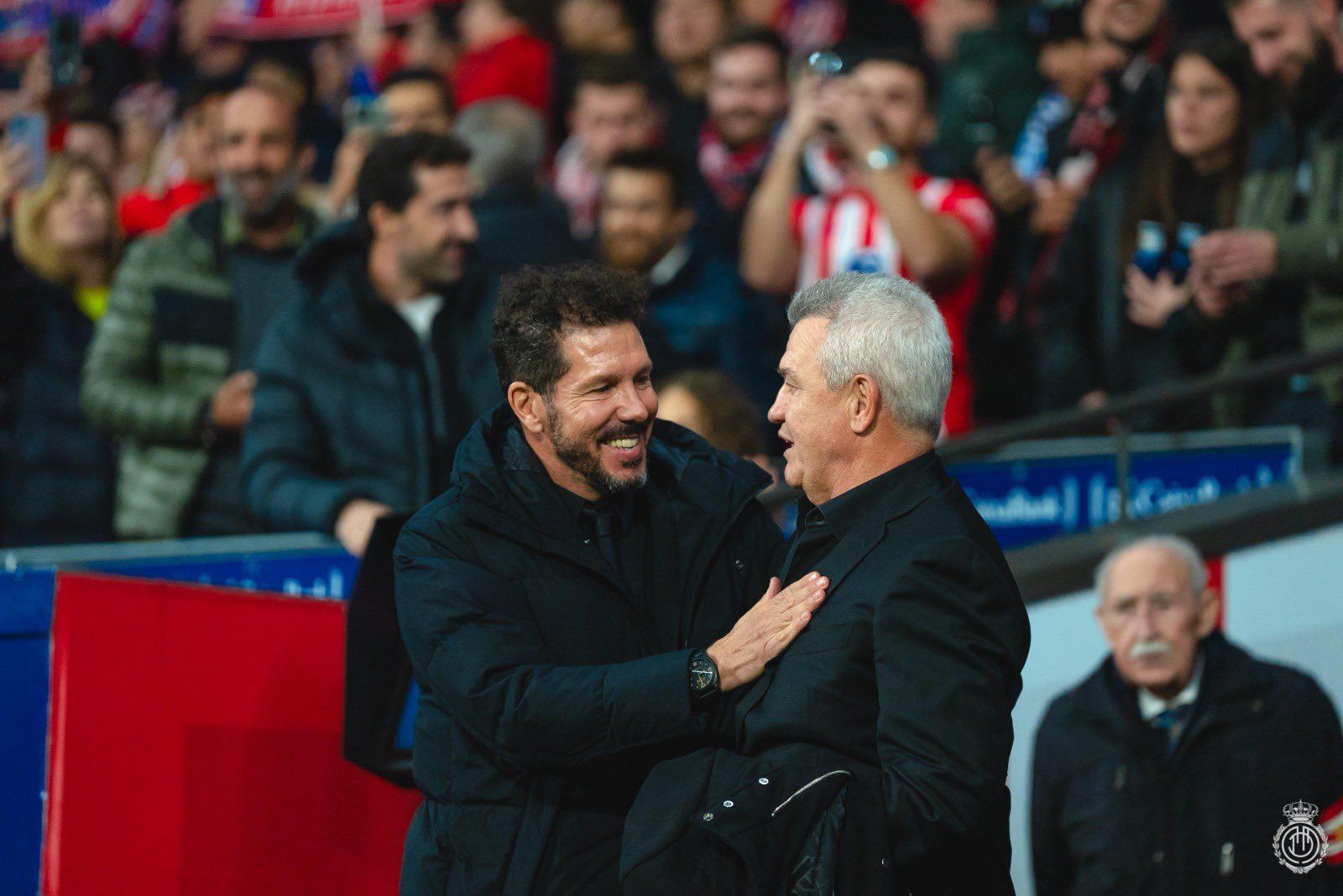 Simeone y Aguirre se saludan antes del Atlético de Madrid-Mallorca.