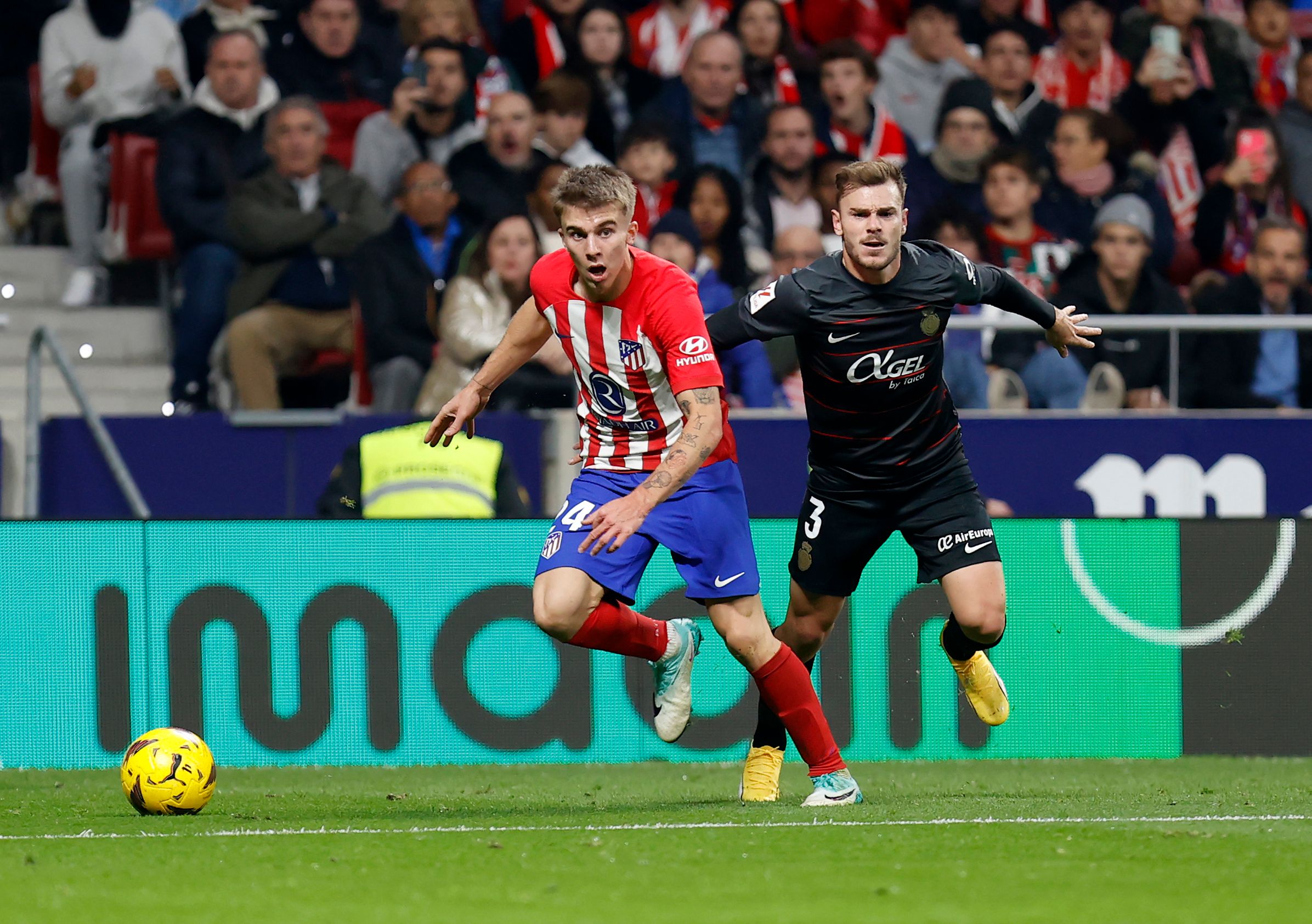  Pablo Barrios se marcha de Lato en el Atlético de Madrid-Mallorca.