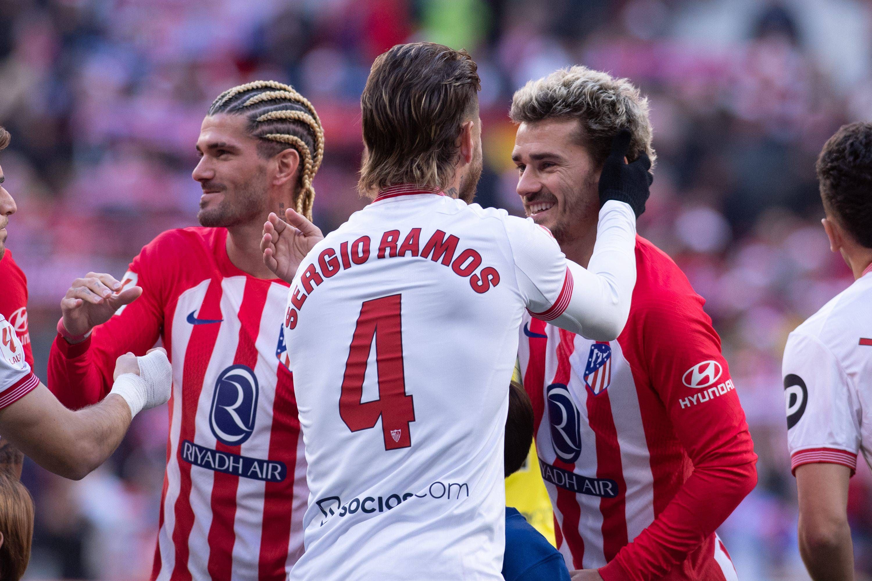 Sergio Ramos saluda a Antoine Griezmann en el último Atlético de Madrid-Sevilla.