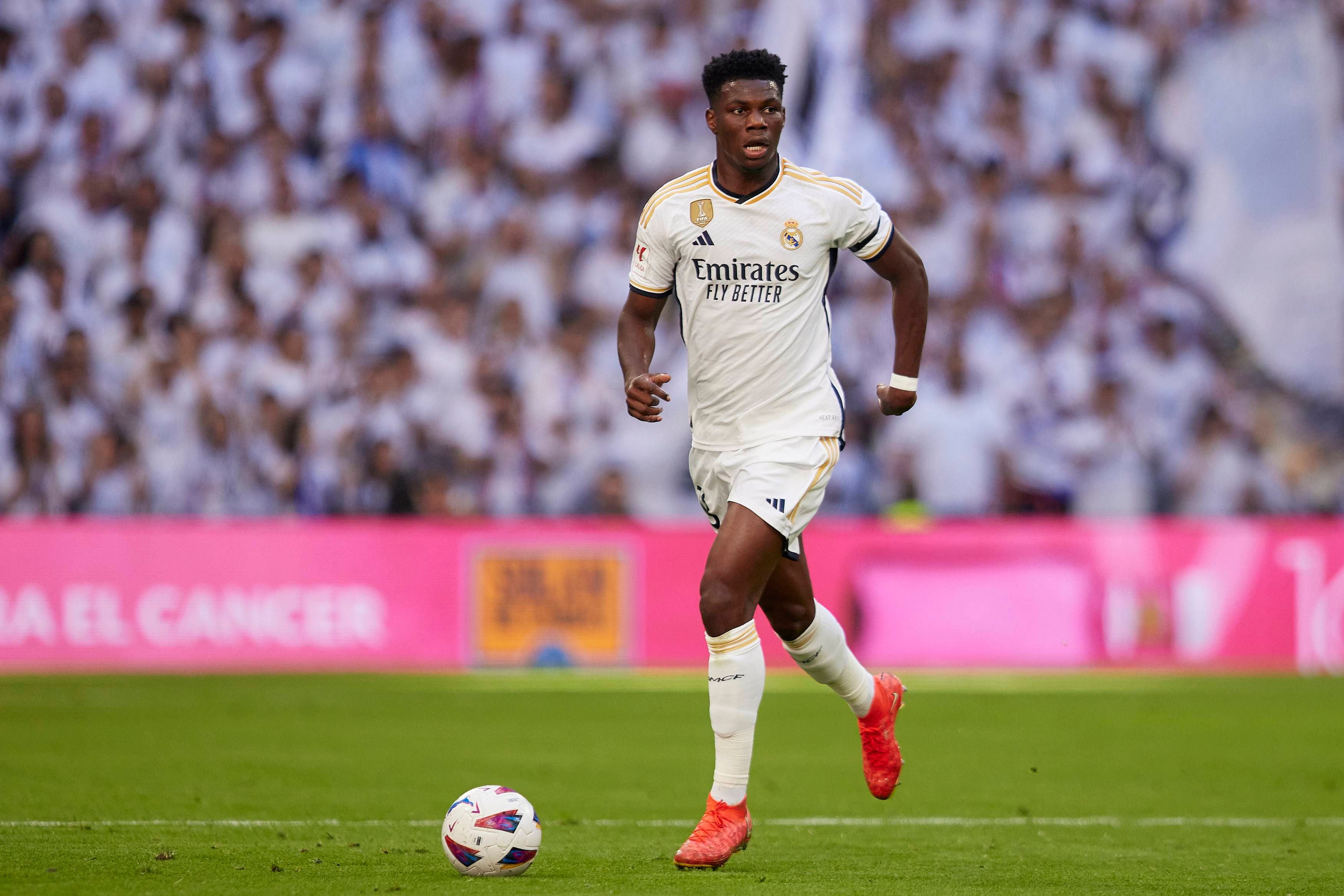 Aurelién Tchouaméni conduce un balón en el Real Madrid-Osasuna.