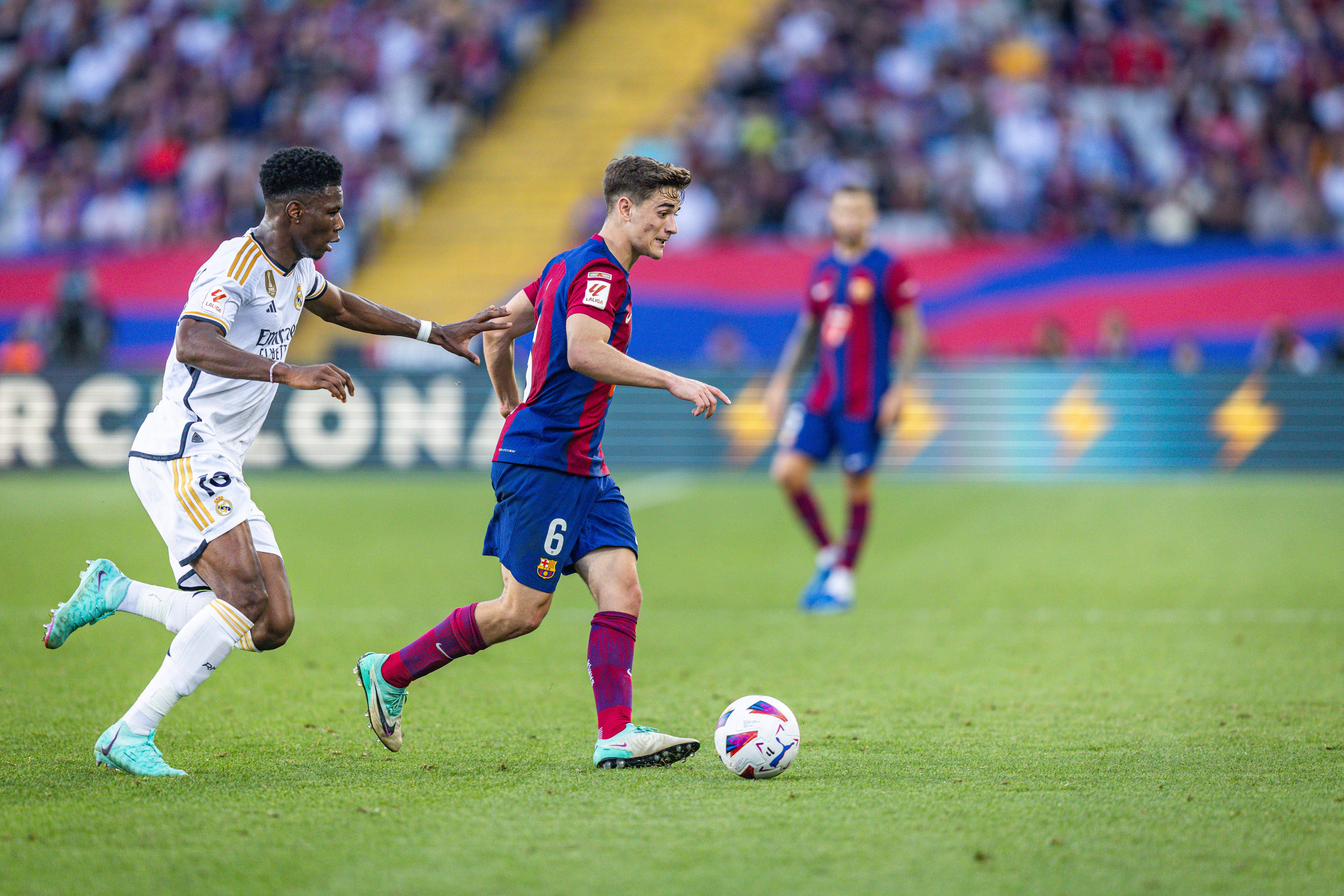 Aurélien Tchouaméni y Gavi, en el Clásico Barça-Real Madrid.