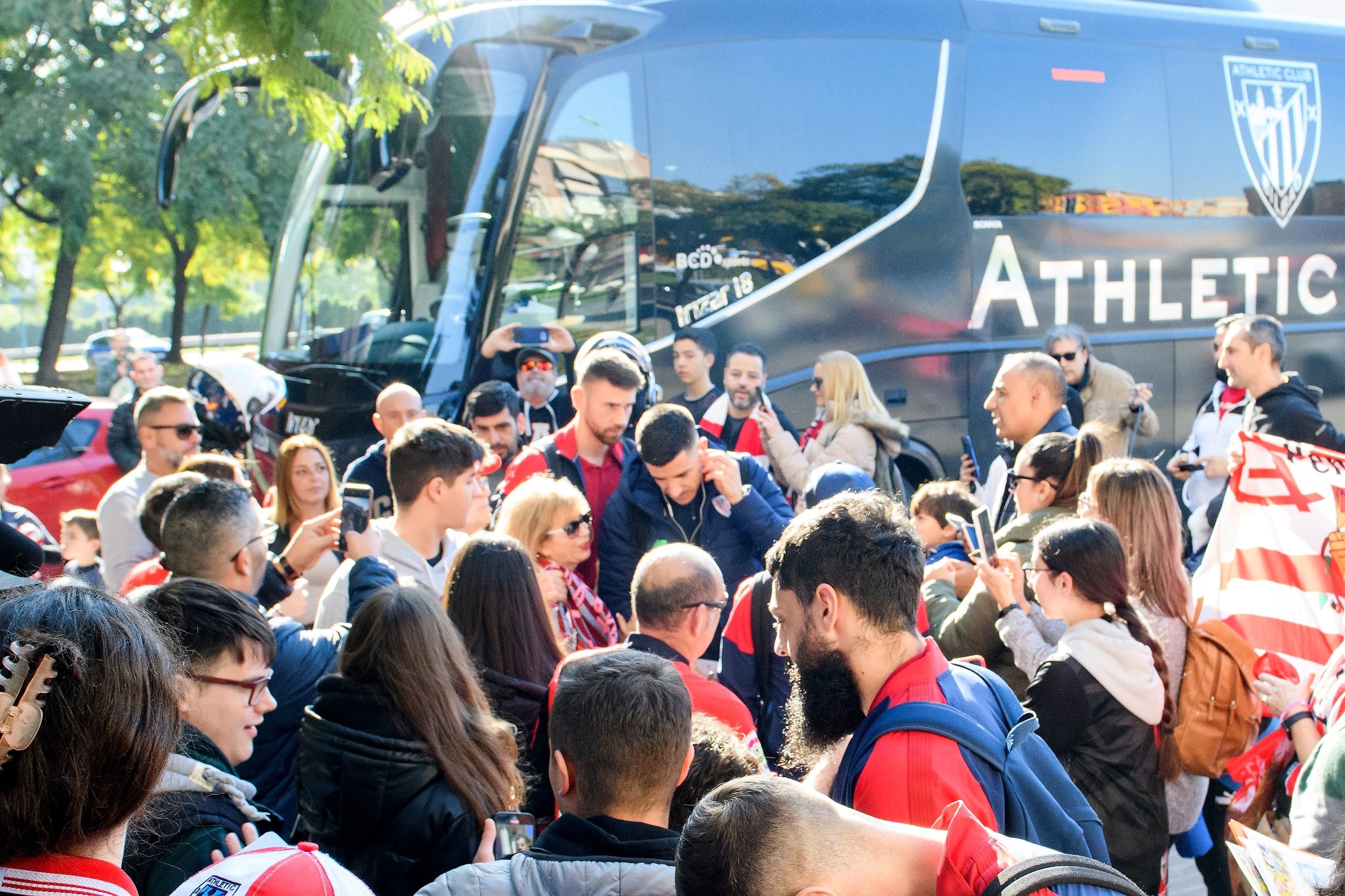 Gran recepción de aficionados a los Leones en Elda, Alicante.