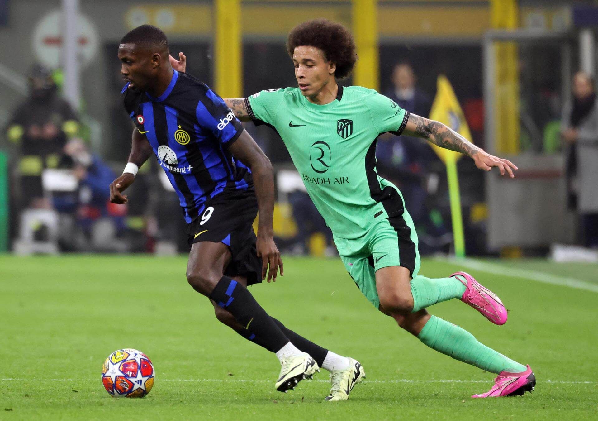 Axel Witsel disputa un balón con Marcus Thuram en el Inter-Atlético.