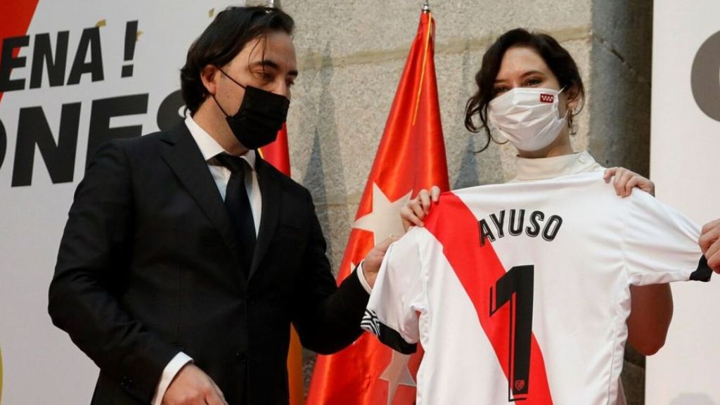 Martín Presa junto a Isabel Díaz Ayuso con la camiseta del Rayo Vallecano.