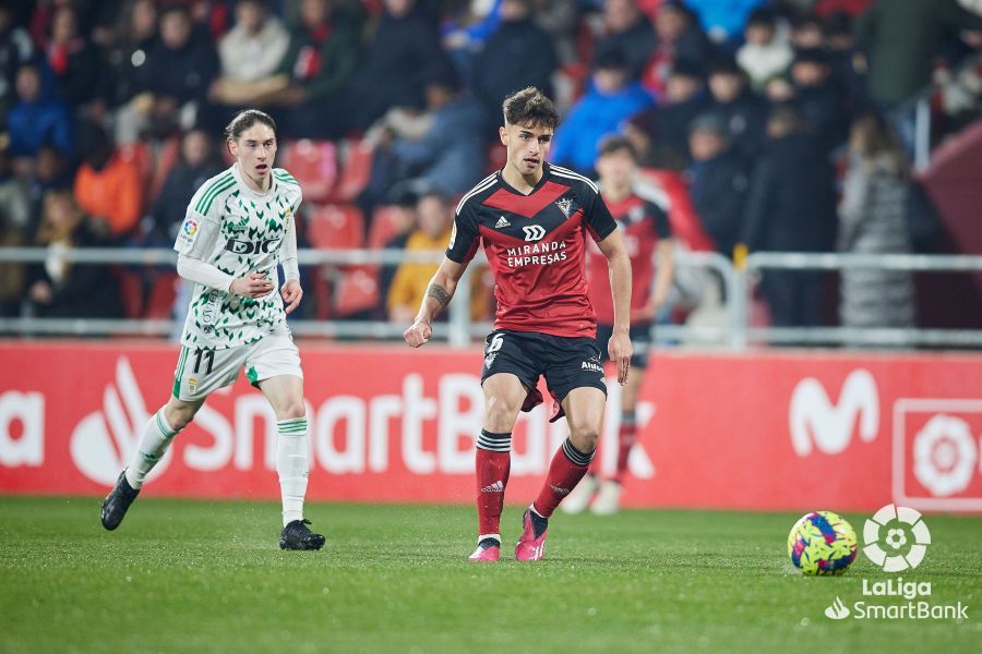  Beñat Prados, jugador cedido por el Athletic, en un partido del Mirandés.