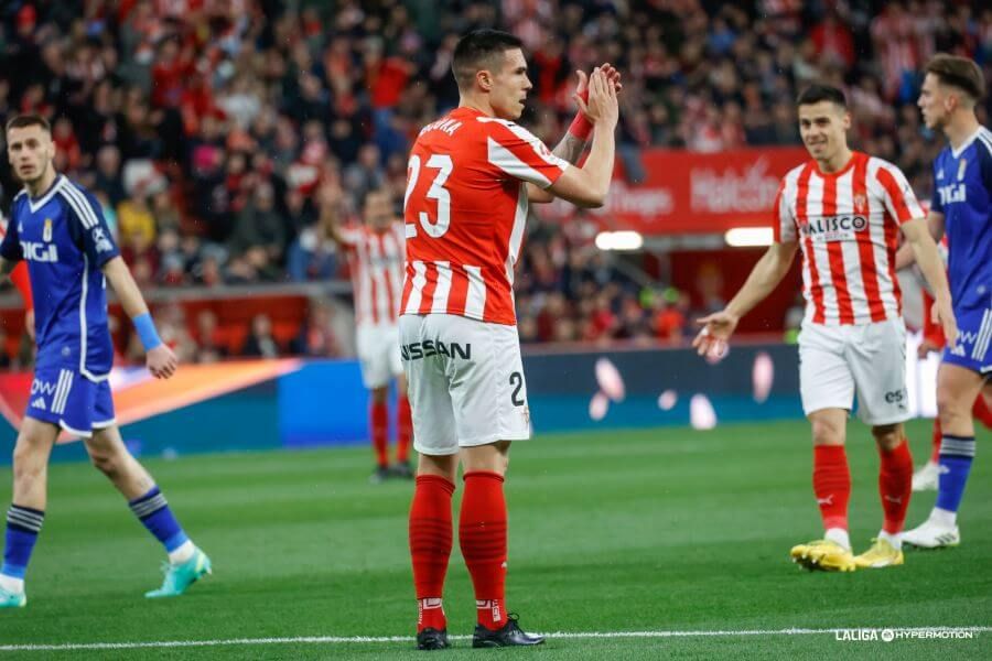 Djuka aplaude a sus compañeros en el Sporting - Oviedo.