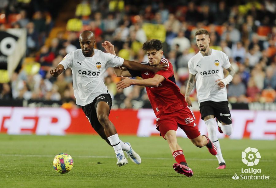 Foulquier pugna por el balón.