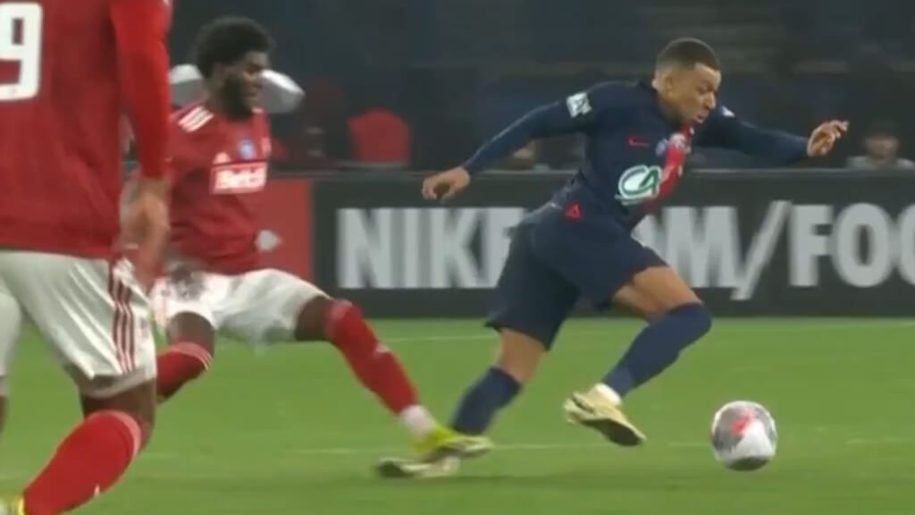  La durísima entrada a Kylian Mbappé.