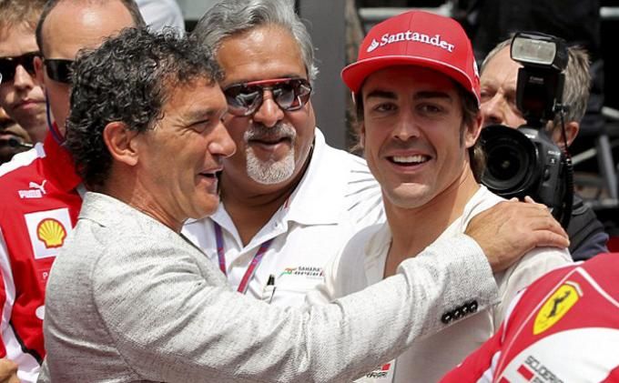  Antonio Banderas y Fernando Alonso se saludan en Mónaco 2012.