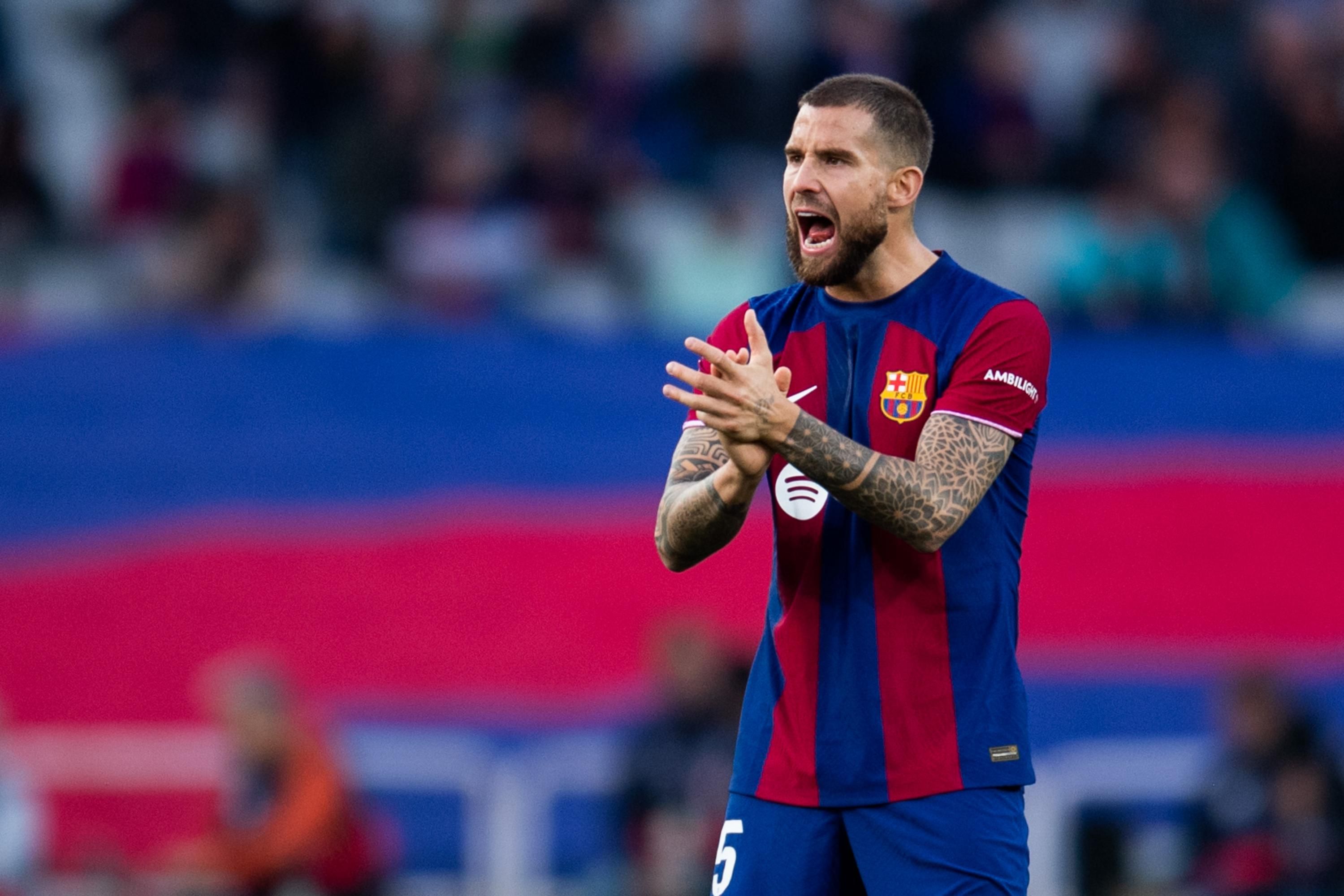  Íñigo Martínez anima a los jugadores del Barça ante el Alavés.
