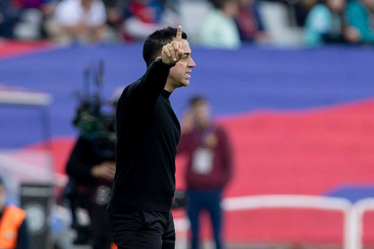 Xavi Hernández da indicaciones durante el Barça-Alavés.