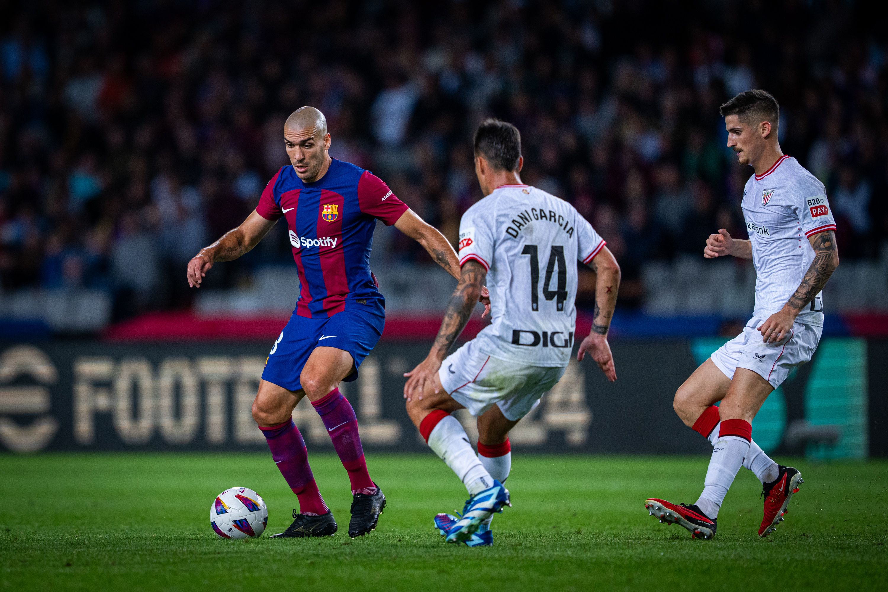  Oriol Romeu controla un balón en el Barcelona-Athletic.